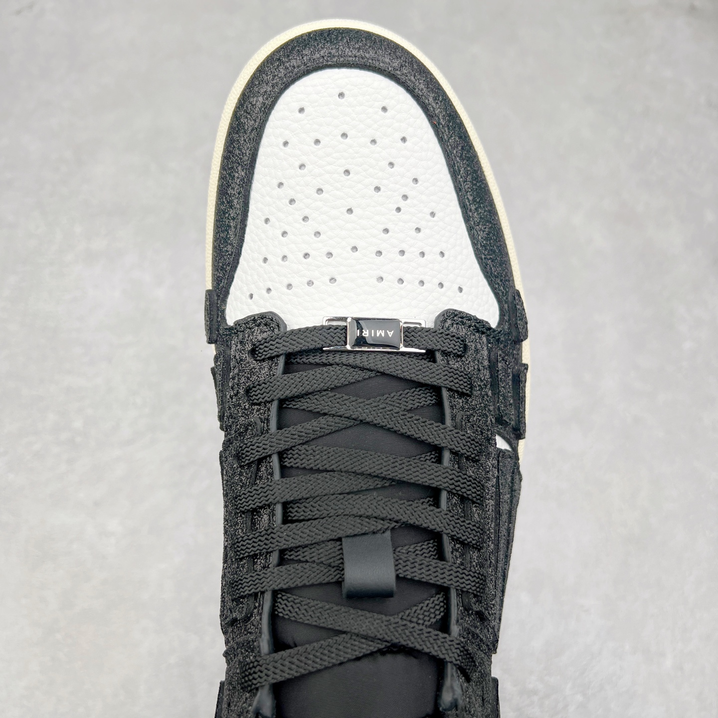 图片[4]-＃莞产 Amiri 埃米尔 Skeleton Low-Skel top Sneakers 骨骼系列情侣鞋 当潮顶流产品 众星上脚 低帮运动休闲板鞋 正确骨头形状 鞋舌外翻细节 头层牛皮双层加厚鞋面 鞋帮侧面骨头采用两张牛皮贴合处理 立体感更好 皮料切口均油边处理 定制金属LOGO铭牌及吊牌 并配有官方购物袋尽显高端大气 尺码 35 36 37 38 39 40 41 42 43 44 45-选品中心