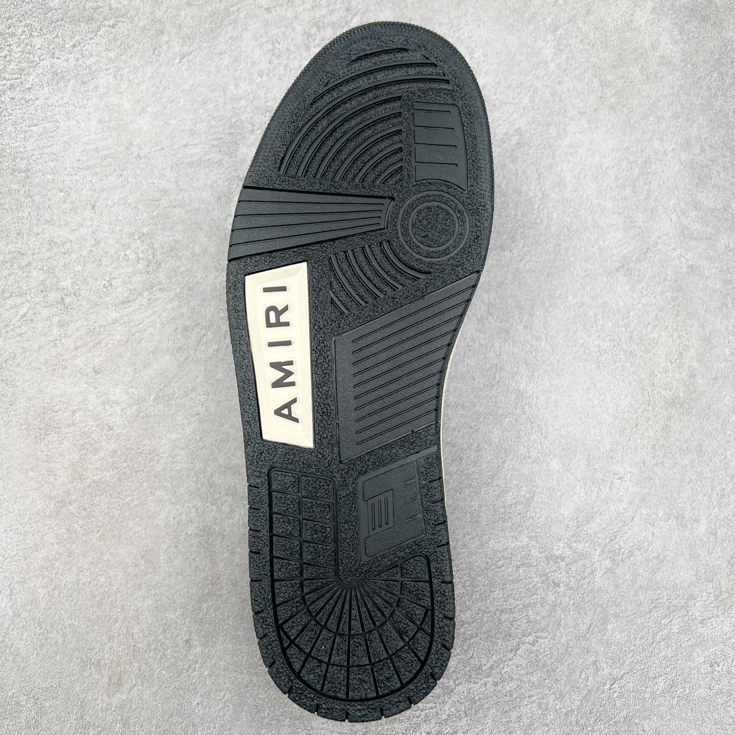 图片[9]-＃莞产 Amiri 埃米尔 Skeleton Low-Skel top Sneakers 骨骼系列情侣鞋 当潮顶流产品 众星上脚 低帮运动休闲板鞋 正确骨头形状 鞋舌外翻细节 头层牛皮双层加厚鞋面 鞋帮侧面骨头采用两张牛皮贴合处理 立体感更好 皮料切口均油边处理 定制金属LOGO铭牌及吊牌 并配有官方购物袋尽显高端大气 尺码 35 36 37 38 39 40 41 42 43 44 45-选品中心