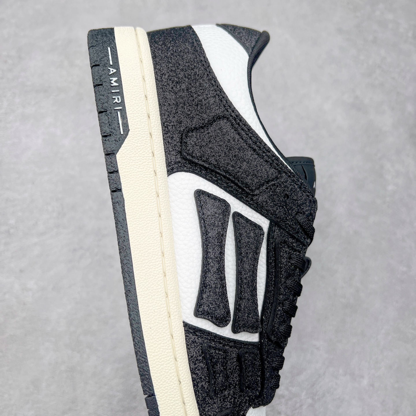 图片[6]-＃莞产 Amiri 埃米尔 Skeleton Low-Skel top Sneakers 骨骼系列情侣鞋 当潮顶流产品 众星上脚 低帮运动休闲板鞋 正确骨头形状 鞋舌外翻细节 头层牛皮双层加厚鞋面 鞋帮侧面骨头采用两张牛皮贴合处理 立体感更好 皮料切口均油边处理 定制金属LOGO铭牌及吊牌 并配有官方购物袋尽显高端大气 尺码 35 36 37 38 39 40 41 42 43 44 45-选品中心