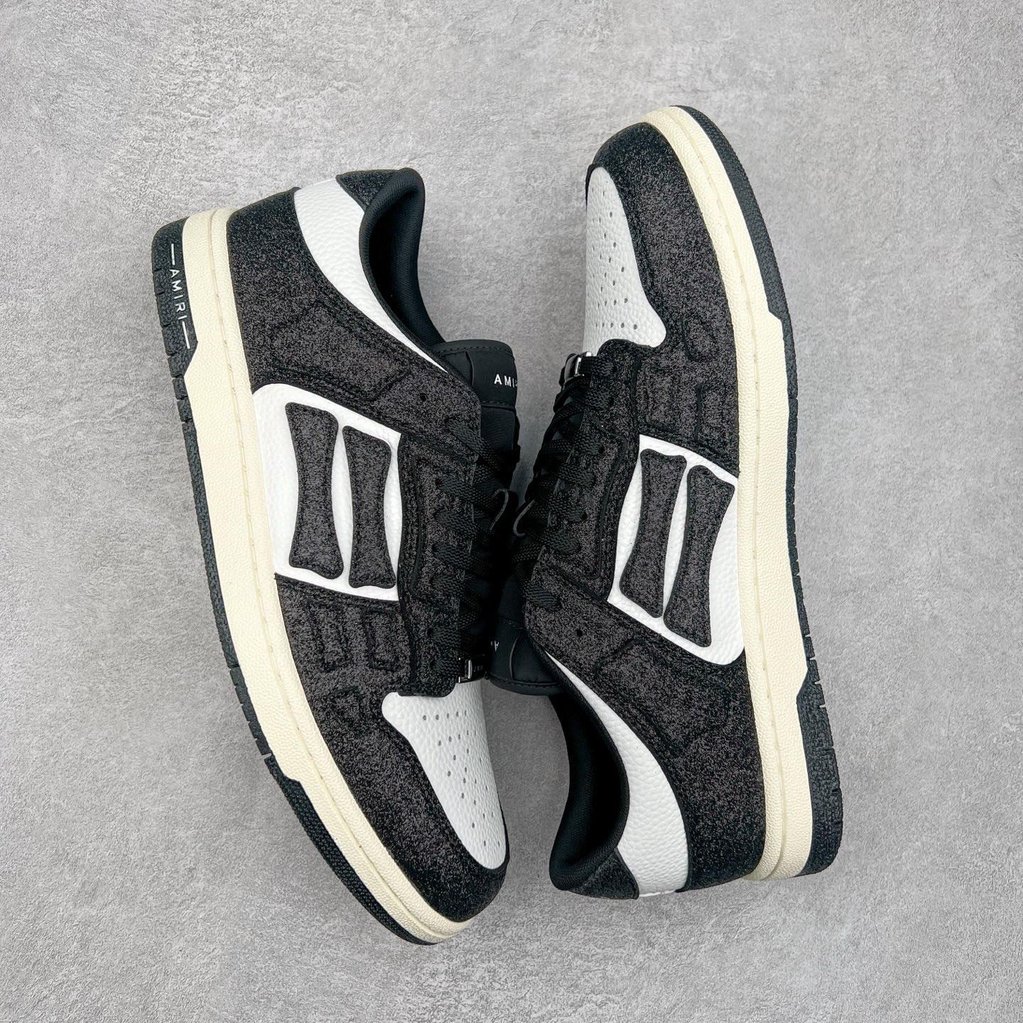 图片[3]-＃莞产 Amiri 埃米尔 Skeleton Low-Skel top Sneakers 骨骼系列情侣鞋 当潮顶流产品 众星上脚 低帮运动休闲板鞋 正确骨头形状 鞋舌外翻细节 头层牛皮双层加厚鞋面 鞋帮侧面骨头采用两张牛皮贴合处理 立体感更好 皮料切口均油边处理 定制金属LOGO铭牌及吊牌 并配有官方购物袋尽显高端大气 尺码 35 36 37 38 39 40 41 42 43 44 45-选品中心