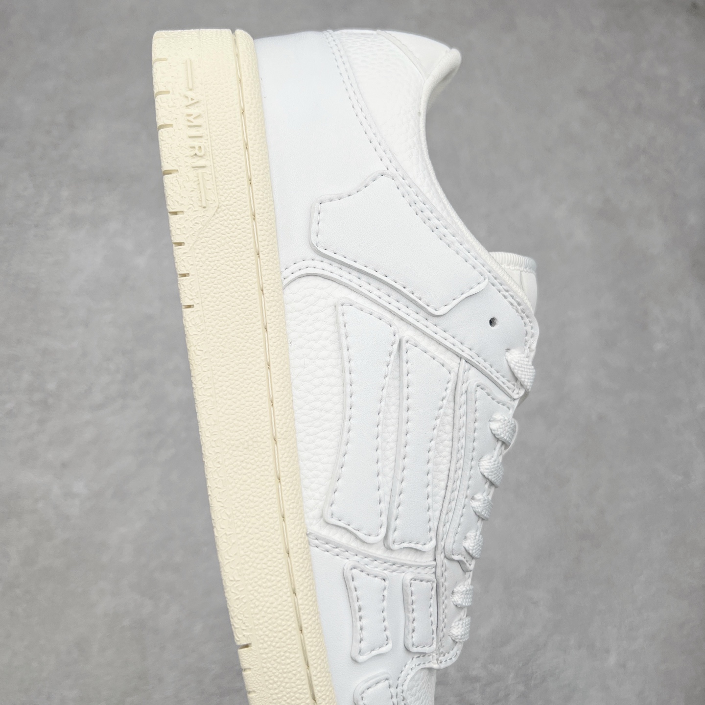 图片[6]-＃莞产 Amiri 埃米尔 Skeleton Low-Skel top Sneakers 骨骼系列情侣鞋 当潮顶流产品 众星上脚 低帮运动休闲板鞋 正确骨头形状 鞋舌外翻细节 头层牛皮双层加厚鞋面 鞋帮侧面骨头采用两张牛皮贴合处理 立体感更好 皮料切口均油边处理 定制金属LOGO铭牌及吊牌 并配有官方购物袋尽显高端大气 尺码 35 36 37 38 39 40 41 42 43 44 45-选品中心