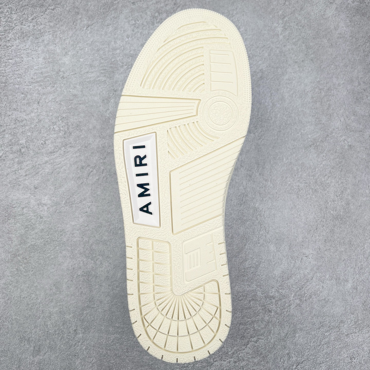 图片[9]-＃莞产 Amiri 埃米尔 Skeleton Low-Skel top Sneakers 骨骼系列情侣鞋 当潮顶流产品 众星上脚 低帮运动休闲板鞋 正确骨头形状 鞋舌外翻细节 头层牛皮双层加厚鞋面 鞋帮侧面骨头采用两张牛皮贴合处理 立体感更好 皮料切口均油边处理 定制金属LOGO铭牌及吊牌 并配有官方购物袋尽显高端大气 尺码 35 36 37 38 39 40 41 42 43 44 45-选品中心