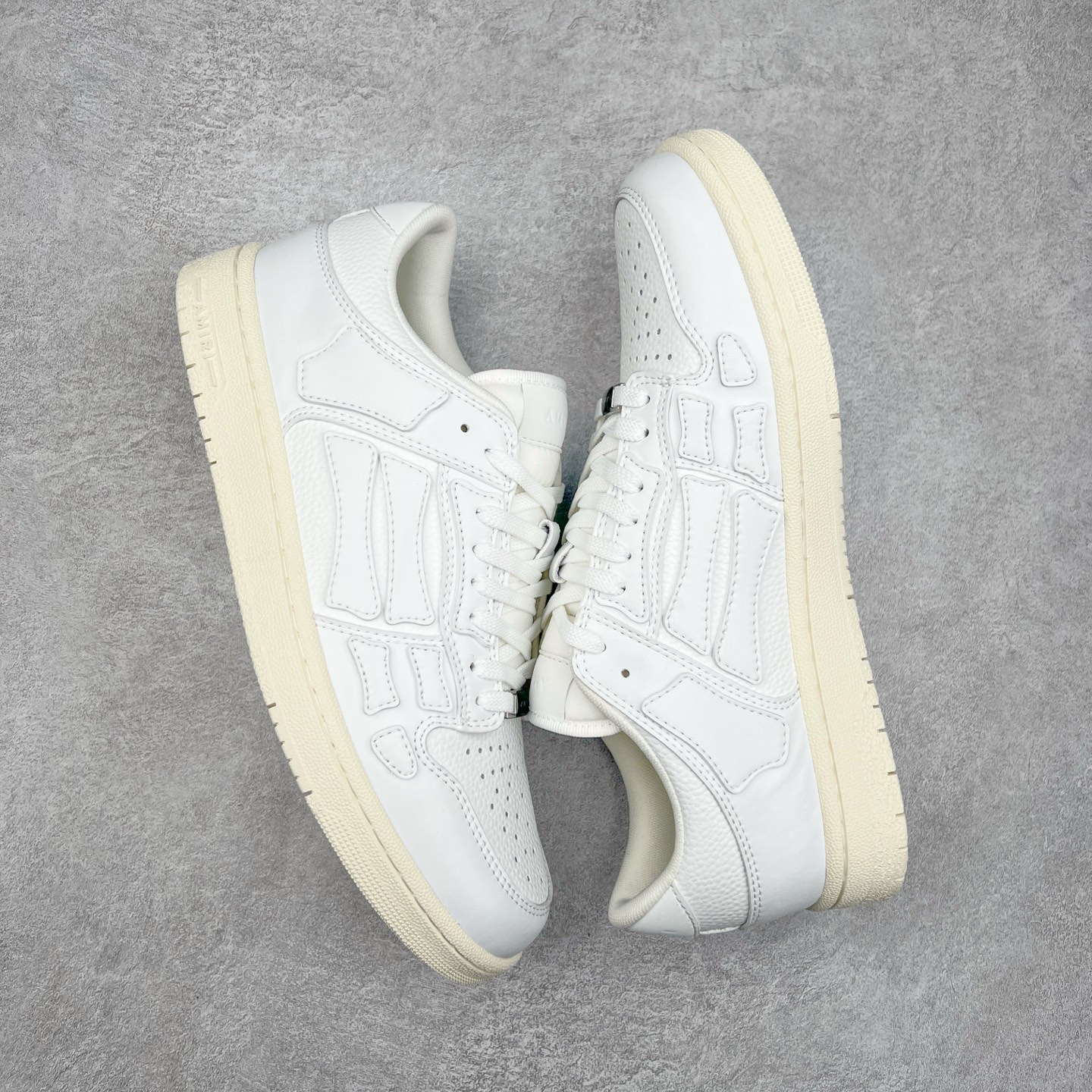 图片[3]-＃莞产 Amiri 埃米尔 Skeleton Low-Skel top Sneakers 骨骼系列情侣鞋 当潮顶流产品 众星上脚 低帮运动休闲板鞋 正确骨头形状 鞋舌外翻细节 头层牛皮双层加厚鞋面 鞋帮侧面骨头采用两张牛皮贴合处理 立体感更好 皮料切口均油边处理 定制金属LOGO铭牌及吊牌 并配有官方购物袋尽显高端大气 尺码 35 36 37 38 39 40 41 42 43 44 45-选品中心