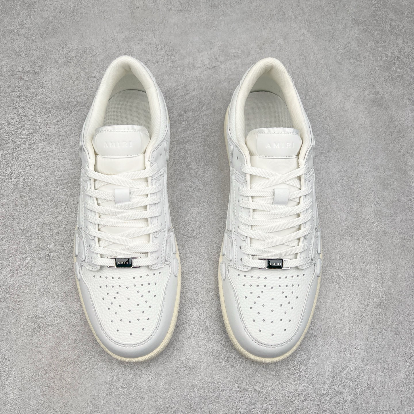 图片[2]-＃莞产 Amiri 埃米尔 Skeleton Low-Skel top Sneakers 骨骼系列情侣鞋 当潮顶流产品 众星上脚 低帮运动休闲板鞋 正确骨头形状 鞋舌外翻细节 头层牛皮双层加厚鞋面 鞋帮侧面骨头采用两张牛皮贴合处理 立体感更好 皮料切口均油边处理 定制金属LOGO铭牌及吊牌 并配有官方购物袋尽显高端大气 尺码 35 36 37 38 39 40 41 42 43 44 45-选品中心