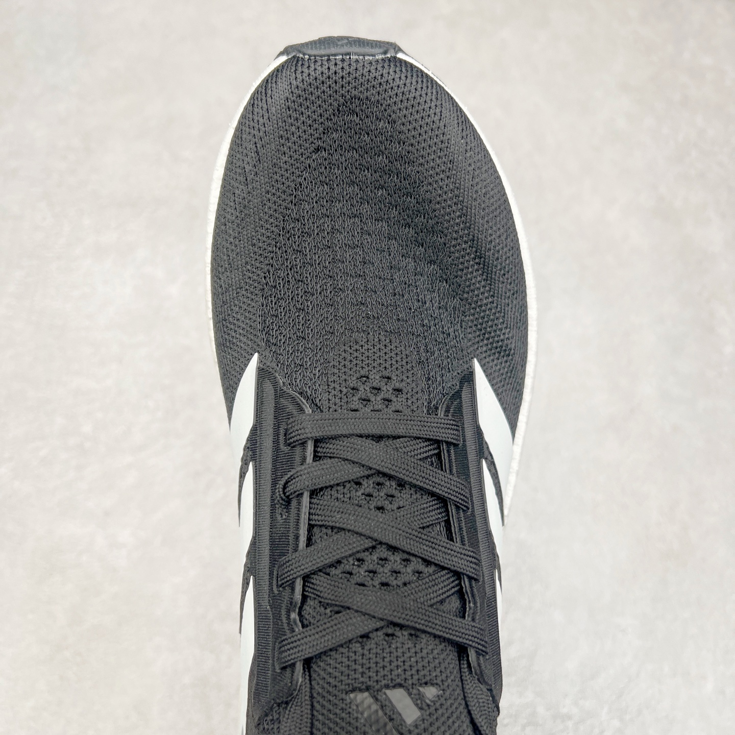 图片[4]-AD Ultra Boost 5X 2025高性能版5X系列UB低帮袜套式针织透气缓震休闲运动慢跑鞋 全新Ultraboost 5X官宣，颠覆以往，迎来该系列自2015年首次亮相最大一次革新！从鞋面到中底配置都有新的突破，跟着小编一同探究“阿迪UB有史以来最大升级”！Ultraboost 5X革新中底配置，采用LightBoost V2泡沫，与Ultraboost Light相比，前掌能量反馈增加2%。与此同时“加厚不增重”，中底相较于上一代更轻，让跑者每一次迈步都能得到更柔软、更澎湃的能量反馈。搭配X形“Torsion System”扭转系统，助力跑者从落地到脚趾离地过程的平稳过渡。Ultraboost 5X升级中足锁定性能，革新Mono Primeknit自适应鞋面配置，搭配轻质无笼鞋面结构，更加贴合跑者脚部。大底由Continental™橡胶制成，更耐磨，抓地力更出色。Adidas全新推出ULTRABOOST 5X，专注日常跑步，适用于任何级别的跑者，无距离门槛限制。兼具有氧跑、中短距离慢跑、节奏跑、间歇跑、日常通勤等各种场景，ULTRABOOST 5X都能给你带来优质的跑步体验。实拍调校N版已经零色差零失真 百分百还原实物色彩所见即所得 不存在货不对板色差等低级问题 选购参考实物拍摄 不混卖不参货 只用心做好货严格选品 承诺混一赔十 尺码：36 36.5 37.5 38 38.5 39 40 40.5 41 42 42.5 43 44 44.5 45-选品中心