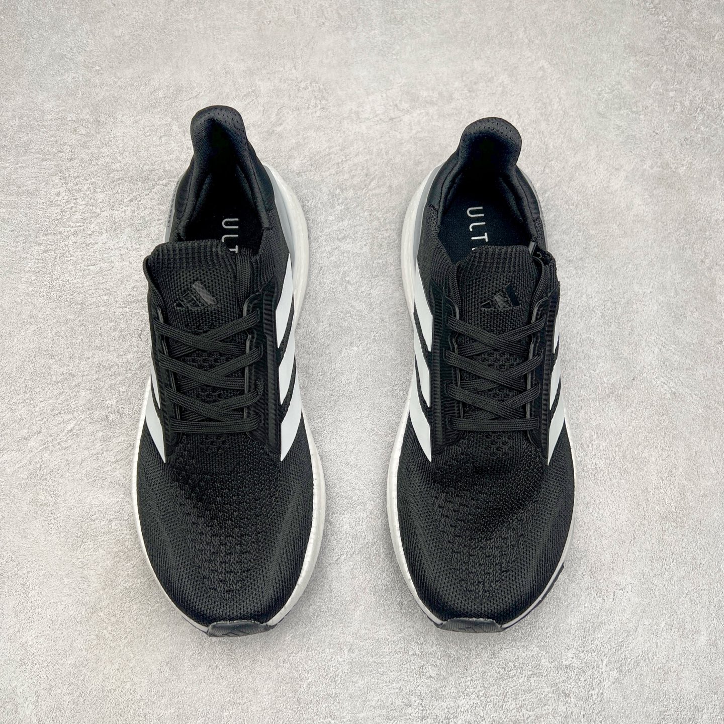 图片[2]-AD Ultra Boost 5X 2025高性能版5X系列UB低帮袜套式针织透气缓震休闲运动慢跑鞋 全新Ultraboost 5X官宣，颠覆以往，迎来该系列自2015年首次亮相最大一次革新！从鞋面到中底配置都有新的突破，跟着小编一同探究“阿迪UB有史以来最大升级”！Ultraboost 5X革新中底配置，采用LightBoost V2泡沫，与Ultraboost Light相比，前掌能量反馈增加2%。与此同时“加厚不增重”，中底相较于上一代更轻，让跑者每一次迈步都能得到更柔软、更澎湃的能量反馈。搭配X形“Torsion System”扭转系统，助力跑者从落地到脚趾离地过程的平稳过渡。Ultraboost 5X升级中足锁定性能，革新Mono Primeknit自适应鞋面配置，搭配轻质无笼鞋面结构，更加贴合跑者脚部。大底由Continental™橡胶制成，更耐磨，抓地力更出色。Adidas全新推出ULTRABOOST 5X，专注日常跑步，适用于任何级别的跑者，无距离门槛限制。兼具有氧跑、中短距离慢跑、节奏跑、间歇跑、日常通勤等各种场景，ULTRABOOST 5X都能给你带来优质的跑步体验。实拍调校N版已经零色差零失真 百分百还原实物色彩所见即所得 不存在货不对板色差等低级问题 选购参考实物拍摄 不混卖不参货 只用心做好货严格选品 承诺混一赔十 尺码：36 36.5 37.5 38 38.5 39 40 40.5 41 42 42.5 43 44 44.5 45-选品中心