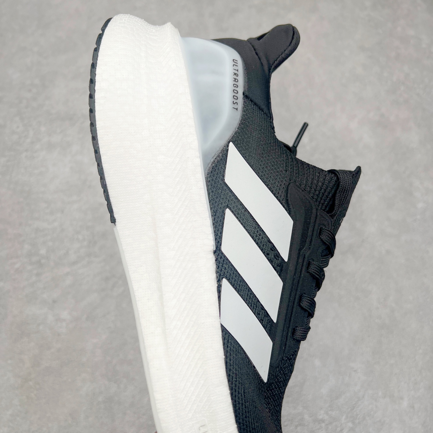 图片[6]-AD Ultra Boost 5X 2025高性能版5X系列UB低帮袜套式针织透气缓震休闲运动慢跑鞋 全新Ultraboost 5X官宣，颠覆以往，迎来该系列自2015年首次亮相最大一次革新！从鞋面到中底配置都有新的突破，跟着小编一同探究“阿迪UB有史以来最大升级”！Ultraboost 5X革新中底配置，采用LightBoost V2泡沫，与Ultraboost Light相比，前掌能量反馈增加2%。与此同时“加厚不增重”，中底相较于上一代更轻，让跑者每一次迈步都能得到更柔软、更澎湃的能量反馈。搭配X形“Torsion System”扭转系统，助力跑者从落地到脚趾离地过程的平稳过渡。Ultraboost 5X升级中足锁定性能，革新Mono Primeknit自适应鞋面配置，搭配轻质无笼鞋面结构，更加贴合跑者脚部。大底由Continental™橡胶制成，更耐磨，抓地力更出色。Adidas全新推出ULTRABOOST 5X，专注日常跑步，适用于任何级别的跑者，无距离门槛限制。兼具有氧跑、中短距离慢跑、节奏跑、间歇跑、日常通勤等各种场景，ULTRABOOST 5X都能给你带来优质的跑步体验。实拍调校N版已经零色差零失真 百分百还原实物色彩所见即所得 不存在货不对板色差等低级问题 选购参考实物拍摄 不混卖不参货 只用心做好货严格选品 承诺混一赔十 尺码：36 36.5 37.5 38 38.5 39 40 40.5 41 42 42.5 43 44 44.5 45-选品中心