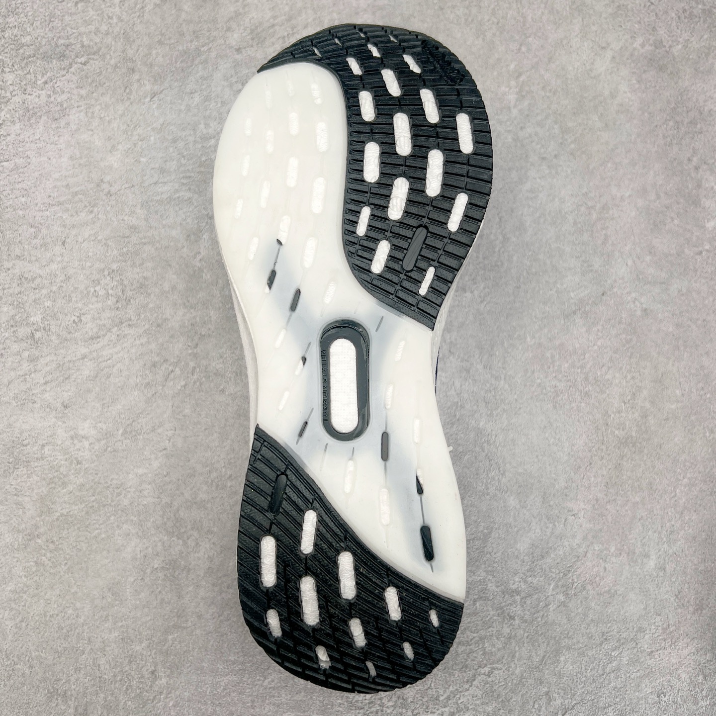 图片[9]-AD Ultra Boost 5X 2025高性能版5X系列UB低帮袜套式针织透气缓震休闲运动慢跑鞋 全新Ultraboost 5X官宣，颠覆以往，迎来该系列自2015年首次亮相最大一次革新！从鞋面到中底配置都有新的突破，跟着小编一同探究“阿迪UB有史以来最大升级”！Ultraboost 5X革新中底配置，采用LightBoost V2泡沫，与Ultraboost Light相比，前掌能量反馈增加2%。与此同时“加厚不增重”，中底相较于上一代更轻，让跑者每一次迈步都能得到更柔软、更澎湃的能量反馈。搭配X形“Torsion System”扭转系统，助力跑者从落地到脚趾离地过程的平稳过渡。Ultraboost 5X升级中足锁定性能，革新Mono Primeknit自适应鞋面配置，搭配轻质无笼鞋面结构，更加贴合跑者脚部。大底由Continental™橡胶制成，更耐磨，抓地力更出色。Adidas全新推出ULTRABOOST 5X，专注日常跑步，适用于任何级别的跑者，无距离门槛限制。兼具有氧跑、中短距离慢跑、节奏跑、间歇跑、日常通勤等各种场景，ULTRABOOST 5X都能给你带来优质的跑步体验。实拍调校N版已经零色差零失真 百分百还原实物色彩所见即所得 不存在货不对板色差等低级问题 选购参考实物拍摄 不混卖不参货 只用心做好货严格选品 承诺混一赔十 尺码：36 36.5 37.5 38 38.5 39 40 40.5 41 42 42.5 43 44 44.5 45-选品中心