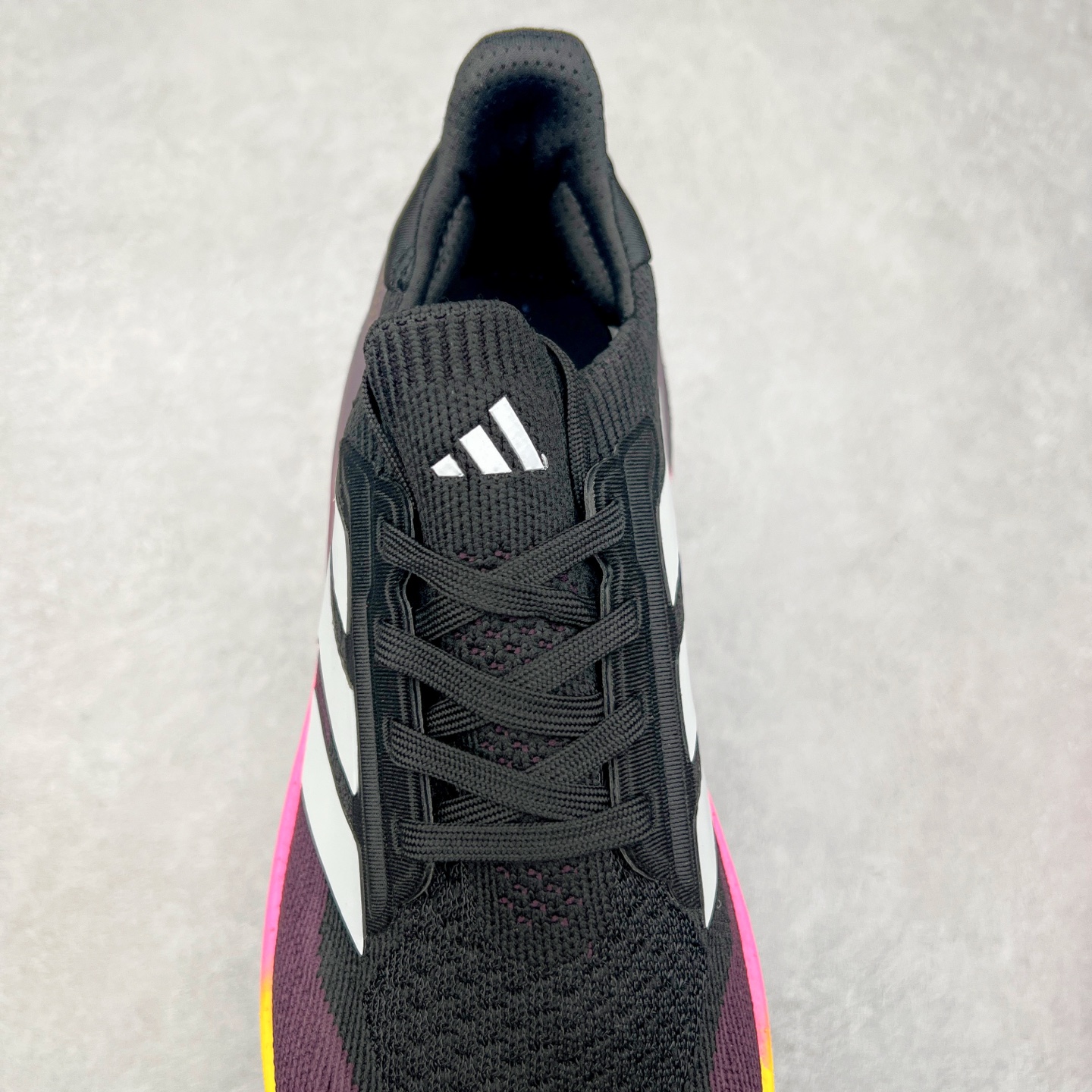 图片[5]-AD Ultra Boost 5X 2025高性能版5X系列UB低帮袜套式针织透气缓震休闲运动慢跑鞋 全新Ultraboost 5X官宣，颠覆以往，迎来该系列自2015年首次亮相最大一次革新！从鞋面到中底配置都有新的突破，跟着小编一同探究“阿迪UB有史以来最大升级”！Ultraboost 5X革新中底配置，采用LightBoost V2泡沫，与Ultraboost Light相比，前掌能量反馈增加2%。与此同时“加厚不增重”，中底相较于上一代更轻，让跑者每一次迈步都能得到更柔软、更澎湃的能量反馈。搭配X形“Torsion System”扭转系统，助力跑者从落地到脚趾离地过程的平稳过渡。Ultraboost 5X升级中足锁定性能，革新Mono Primeknit自适应鞋面配置，搭配轻质无笼鞋面结构，更加贴合跑者脚部。大底由Continental™橡胶制成，更耐磨，抓地力更出色。Adidas全新推出ULTRABOOST 5X，专注日常跑步，适用于任何级别的跑者，无距离门槛限制。兼具有氧跑、中短距离慢跑、节奏跑、间歇跑、日常通勤等各种场景，ULTRABOOST 5X都能给你带来优质的跑步体验。实拍调校N版已经零色差零失真 百分百还原实物色彩所见即所得 不存在货不对板色差等低级问题 选购参考实物拍摄 不混卖不参货 只用心做好货严格选品 承诺混一赔十 尺码：36 36.5 37.5 38 38.5 39 40 40.5 41 42 42.5 43 44 44.5 45-选品中心