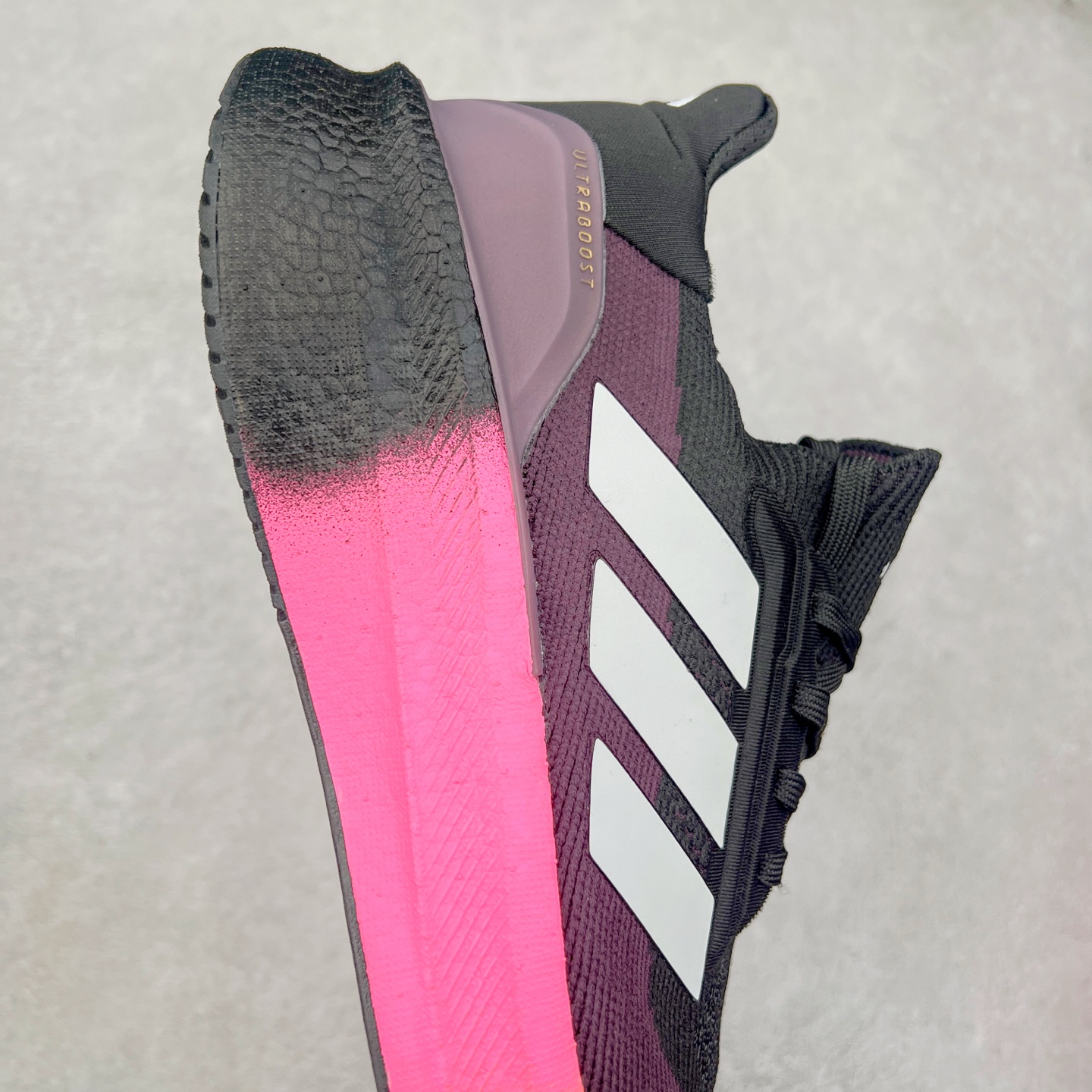 图片[6]-AD Ultra Boost 5X 2025高性能版5X系列UB低帮袜套式针织透气缓震休闲运动慢跑鞋 全新Ultraboost 5X官宣，颠覆以往，迎来该系列自2015年首次亮相最大一次革新！从鞋面到中底配置都有新的突破，跟着小编一同探究“阿迪UB有史以来最大升级”！Ultraboost 5X革新中底配置，采用LightBoost V2泡沫，与Ultraboost Light相比，前掌能量反馈增加2%。与此同时“加厚不增重”，中底相较于上一代更轻，让跑者每一次迈步都能得到更柔软、更澎湃的能量反馈。搭配X形“Torsion System”扭转系统，助力跑者从落地到脚趾离地过程的平稳过渡。Ultraboost 5X升级中足锁定性能，革新Mono Primeknit自适应鞋面配置，搭配轻质无笼鞋面结构，更加贴合跑者脚部。大底由Continental™橡胶制成，更耐磨，抓地力更出色。Adidas全新推出ULTRABOOST 5X，专注日常跑步，适用于任何级别的跑者，无距离门槛限制。兼具有氧跑、中短距离慢跑、节奏跑、间歇跑、日常通勤等各种场景，ULTRABOOST 5X都能给你带来优质的跑步体验。实拍调校N版已经零色差零失真 百分百还原实物色彩所见即所得 不存在货不对板色差等低级问题 选购参考实物拍摄 不混卖不参货 只用心做好货严格选品 承诺混一赔十 尺码：36 36.5 37.5 38 38.5 39 40 40.5 41 42 42.5 43 44 44.5 45-选品中心