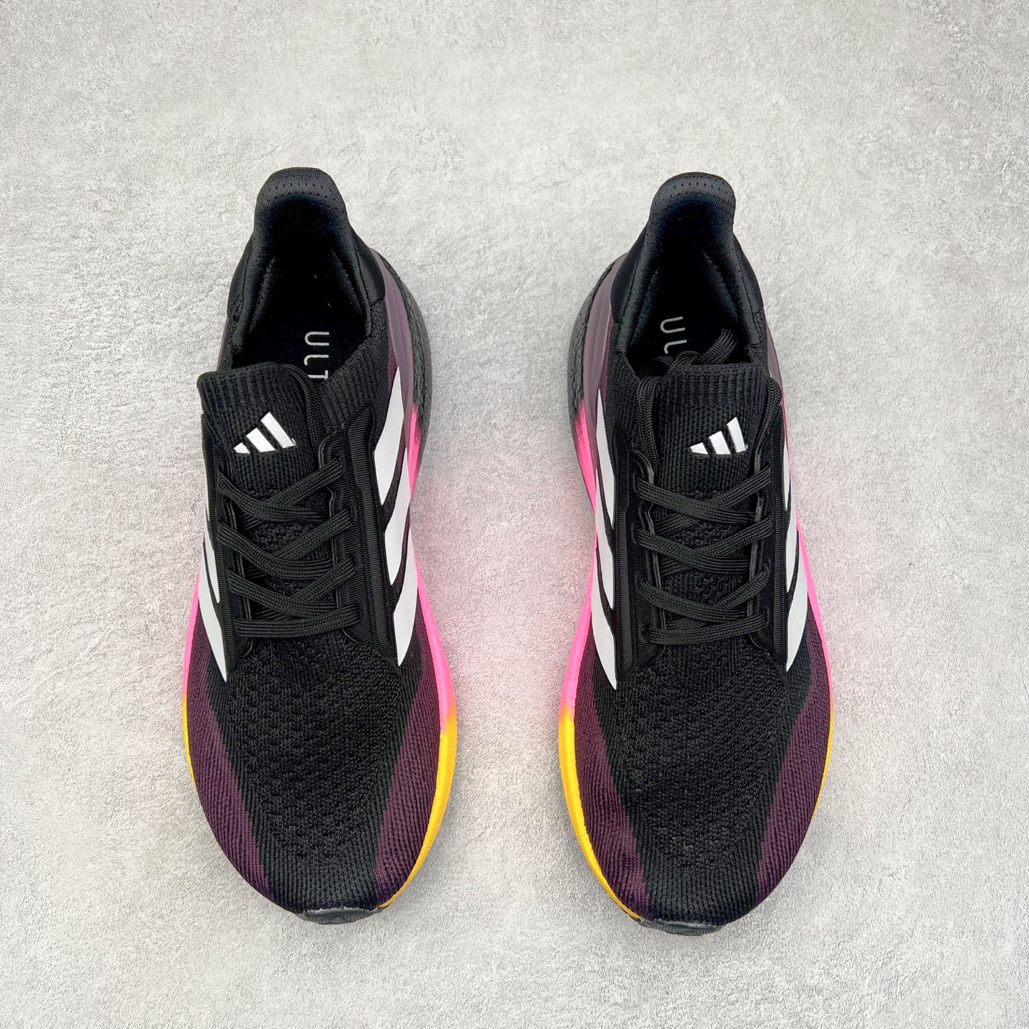 图片[2]-AD Ultra Boost 5X 2025高性能版5X系列UB低帮袜套式针织透气缓震休闲运动慢跑鞋 全新Ultraboost 5X官宣，颠覆以往，迎来该系列自2015年首次亮相最大一次革新！从鞋面到中底配置都有新的突破，跟着小编一同探究“阿迪UB有史以来最大升级”！Ultraboost 5X革新中底配置，采用LightBoost V2泡沫，与Ultraboost Light相比，前掌能量反馈增加2%。与此同时“加厚不增重”，中底相较于上一代更轻，让跑者每一次迈步都能得到更柔软、更澎湃的能量反馈。搭配X形“Torsion System”扭转系统，助力跑者从落地到脚趾离地过程的平稳过渡。Ultraboost 5X升级中足锁定性能，革新Mono Primeknit自适应鞋面配置，搭配轻质无笼鞋面结构，更加贴合跑者脚部。大底由Continental™橡胶制成，更耐磨，抓地力更出色。Adidas全新推出ULTRABOOST 5X，专注日常跑步，适用于任何级别的跑者，无距离门槛限制。兼具有氧跑、中短距离慢跑、节奏跑、间歇跑、日常通勤等各种场景，ULTRABOOST 5X都能给你带来优质的跑步体验。实拍调校N版已经零色差零失真 百分百还原实物色彩所见即所得 不存在货不对板色差等低级问题 选购参考实物拍摄 不混卖不参货 只用心做好货严格选品 承诺混一赔十 尺码：36 36.5 37.5 38 38.5 39 40 40.5 41 42 42.5 43 44 44.5 45-选品中心