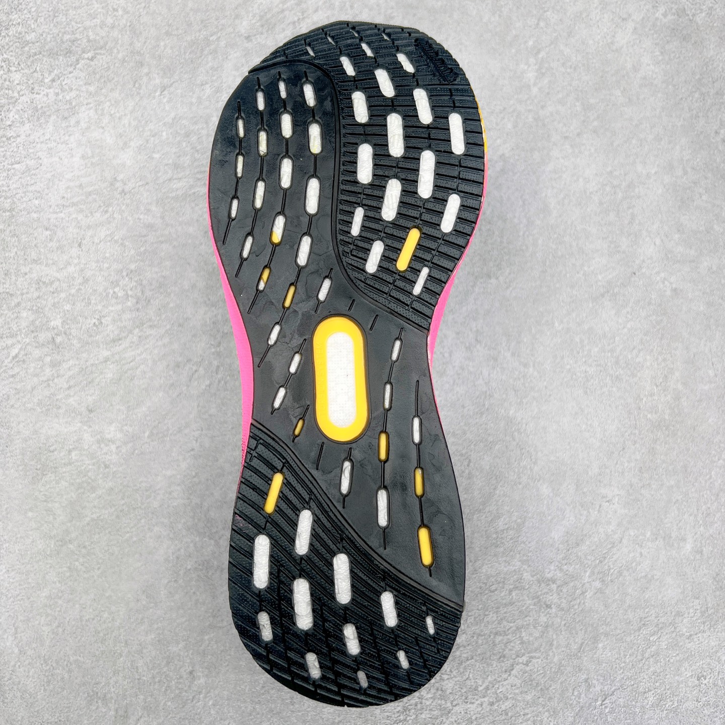 图片[9]-AD Ultra Boost 5X 2025高性能版5X系列UB低帮袜套式针织透气缓震休闲运动慢跑鞋 全新Ultraboost 5X官宣，颠覆以往，迎来该系列自2015年首次亮相最大一次革新！从鞋面到中底配置都有新的突破，跟着小编一同探究“阿迪UB有史以来最大升级”！Ultraboost 5X革新中底配置，采用LightBoost V2泡沫，与Ultraboost Light相比，前掌能量反馈增加2%。与此同时“加厚不增重”，中底相较于上一代更轻，让跑者每一次迈步都能得到更柔软、更澎湃的能量反馈。搭配X形“Torsion System”扭转系统，助力跑者从落地到脚趾离地过程的平稳过渡。Ultraboost 5X升级中足锁定性能，革新Mono Primeknit自适应鞋面配置，搭配轻质无笼鞋面结构，更加贴合跑者脚部。大底由Continental™橡胶制成，更耐磨，抓地力更出色。Adidas全新推出ULTRABOOST 5X，专注日常跑步，适用于任何级别的跑者，无距离门槛限制。兼具有氧跑、中短距离慢跑、节奏跑、间歇跑、日常通勤等各种场景，ULTRABOOST 5X都能给你带来优质的跑步体验。实拍调校N版已经零色差零失真 百分百还原实物色彩所见即所得 不存在货不对板色差等低级问题 选购参考实物拍摄 不混卖不参货 只用心做好货严格选品 承诺混一赔十 尺码：36 36.5 37.5 38 38.5 39 40 40.5 41 42 42.5 43 44 44.5 45-选品中心