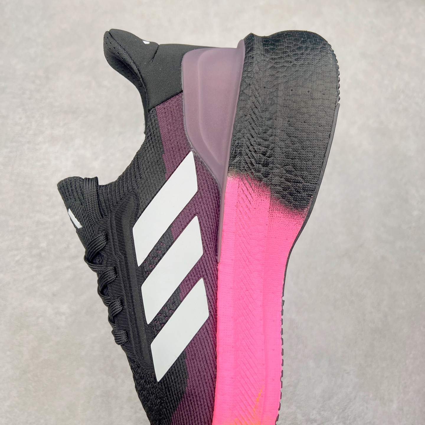 图片[7]-AD Ultra Boost 5X 2025高性能版5X系列UB低帮袜套式针织透气缓震休闲运动慢跑鞋 全新Ultraboost 5X官宣，颠覆以往，迎来该系列自2015年首次亮相最大一次革新！从鞋面到中底配置都有新的突破，跟着小编一同探究“阿迪UB有史以来最大升级”！Ultraboost 5X革新中底配置，采用LightBoost V2泡沫，与Ultraboost Light相比，前掌能量反馈增加2%。与此同时“加厚不增重”，中底相较于上一代更轻，让跑者每一次迈步都能得到更柔软、更澎湃的能量反馈。搭配X形“Torsion System”扭转系统，助力跑者从落地到脚趾离地过程的平稳过渡。Ultraboost 5X升级中足锁定性能，革新Mono Primeknit自适应鞋面配置，搭配轻质无笼鞋面结构，更加贴合跑者脚部。大底由Continental™橡胶制成，更耐磨，抓地力更出色。Adidas全新推出ULTRABOOST 5X，专注日常跑步，适用于任何级别的跑者，无距离门槛限制。兼具有氧跑、中短距离慢跑、节奏跑、间歇跑、日常通勤等各种场景，ULTRABOOST 5X都能给你带来优质的跑步体验。实拍调校N版已经零色差零失真 百分百还原实物色彩所见即所得 不存在货不对板色差等低级问题 选购参考实物拍摄 不混卖不参货 只用心做好货严格选品 承诺混一赔十 尺码：36 36.5 37.5 38 38.5 39 40 40.5 41 42 42.5 43 44 44.5 45-选品中心