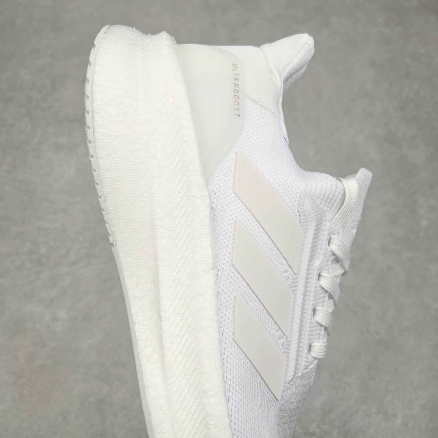 图片[6]-AD Ultra Boost 5X 2025高性能版5X系列UB低帮袜套式针织透气缓震休闲运动慢跑鞋 全新Ultraboost 5X官宣，颠覆以往，迎来该系列自2015年首次亮相最大一次革新！从鞋面到中底配置都有新的突破，跟着小编一同探究“阿迪UB有史以来最大升级”！Ultraboost 5X革新中底配置，采用LightBoost V2泡沫，与Ultraboost Light相比，前掌能量反馈增加2%。与此同时“加厚不增重”，中底相较于上一代更轻，让跑者每一次迈步都能得到更柔软、更澎湃的能量反馈。搭配X形“Torsion System”扭转系统，助力跑者从落地到脚趾离地过程的平稳过渡。Ultraboost 5X升级中足锁定性能，革新Mono Primeknit自适应鞋面配置，搭配轻质无笼鞋面结构，更加贴合跑者脚部。大底由Continental™橡胶制成，更耐磨，抓地力更出色。Adidas全新推出ULTRABOOST 5X，专注日常跑步，适用于任何级别的跑者，无距离门槛限制。兼具有氧跑、中短距离慢跑、节奏跑、间歇跑、日常通勤等各种场景，ULTRABOOST 5X都能给你带来优质的跑步体验。实拍调校N版已经零色差零失真 百分百还原实物色彩所见即所得 不存在货不对板色差等低级问题 选购参考实物拍摄 不混卖不参货 只用心做好货严格选品 承诺混一赔十 尺码：36 36.5 37.5 38 38.5 39 40 40.5 41 42 42.5 43 44 44.5 45-选品中心