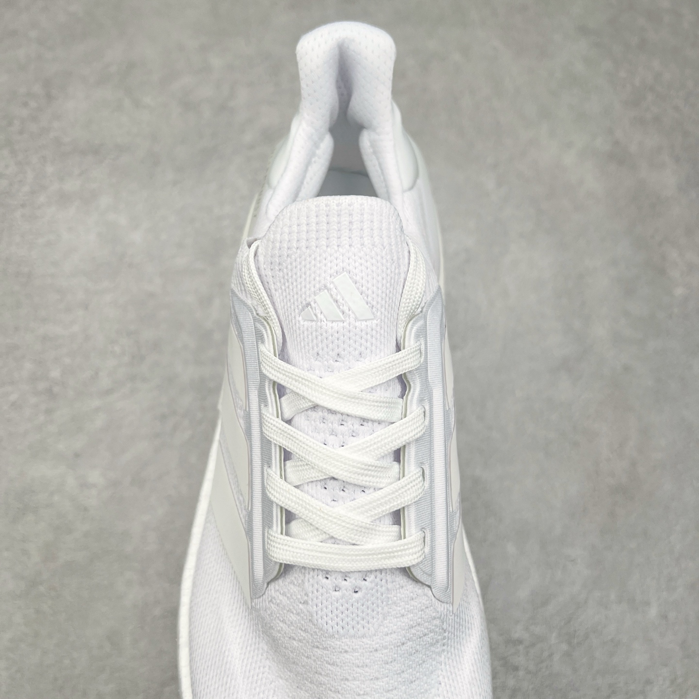 图片[5]-AD Ultra Boost 5X 2025高性能版5X系列UB低帮袜套式针织透气缓震休闲运动慢跑鞋 全新Ultraboost 5X官宣，颠覆以往，迎来该系列自2015年首次亮相最大一次革新！从鞋面到中底配置都有新的突破，跟着小编一同探究“阿迪UB有史以来最大升级”！Ultraboost 5X革新中底配置，采用LightBoost V2泡沫，与Ultraboost Light相比，前掌能量反馈增加2%。与此同时“加厚不增重”，中底相较于上一代更轻，让跑者每一次迈步都能得到更柔软、更澎湃的能量反馈。搭配X形“Torsion System”扭转系统，助力跑者从落地到脚趾离地过程的平稳过渡。Ultraboost 5X升级中足锁定性能，革新Mono Primeknit自适应鞋面配置，搭配轻质无笼鞋面结构，更加贴合跑者脚部。大底由Continental™橡胶制成，更耐磨，抓地力更出色。Adidas全新推出ULTRABOOST 5X，专注日常跑步，适用于任何级别的跑者，无距离门槛限制。兼具有氧跑、中短距离慢跑、节奏跑、间歇跑、日常通勤等各种场景，ULTRABOOST 5X都能给你带来优质的跑步体验。实拍调校N版已经零色差零失真 百分百还原实物色彩所见即所得 不存在货不对板色差等低级问题 选购参考实物拍摄 不混卖不参货 只用心做好货严格选品 承诺混一赔十 尺码：36 36.5 37.5 38 38.5 39 40 40.5 41 42 42.5 43 44 44.5 45-选品中心