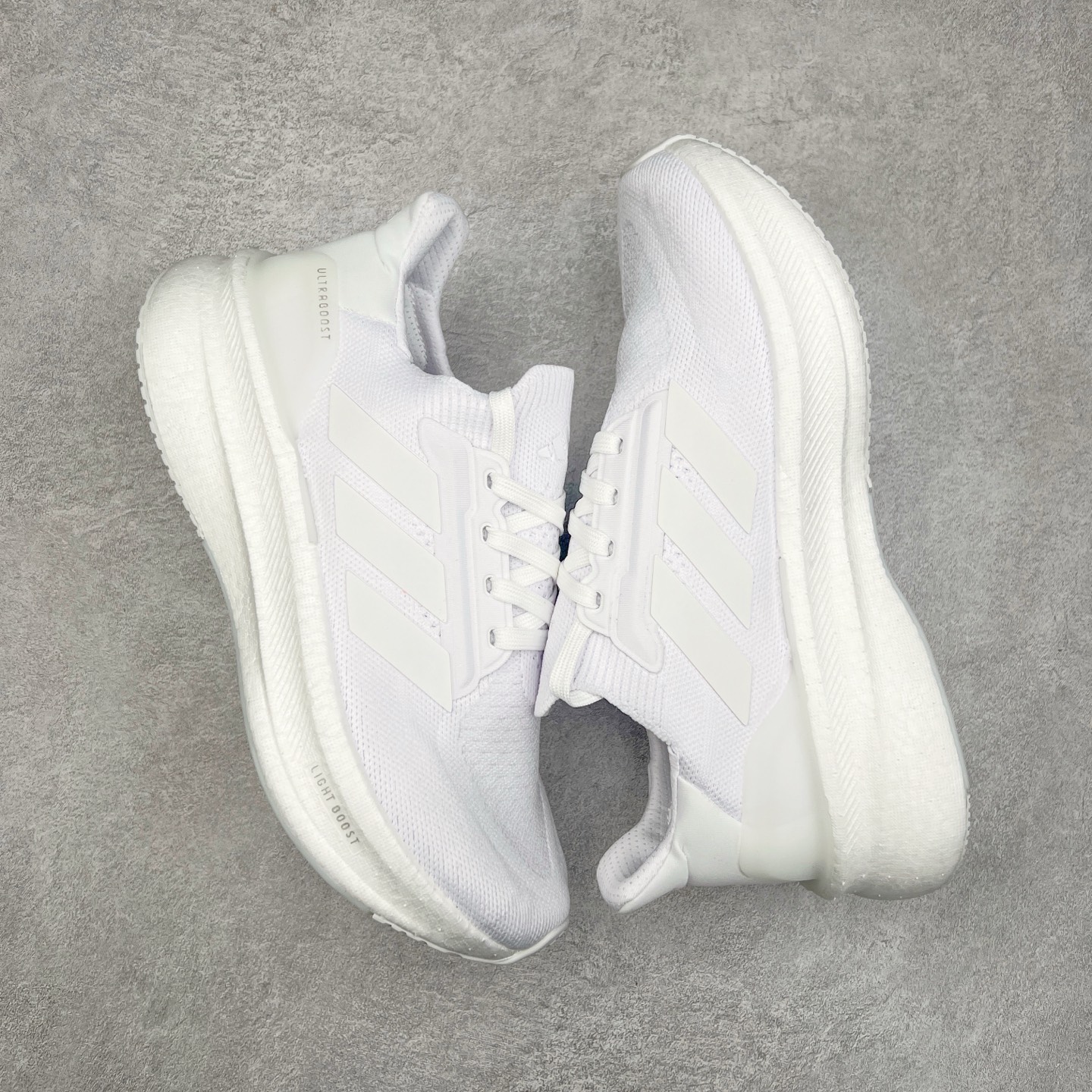 图片[3]-AD Ultra Boost 5X 2025高性能版5X系列UB低帮袜套式针织透气缓震休闲运动慢跑鞋 全新Ultraboost 5X官宣，颠覆以往，迎来该系列自2015年首次亮相最大一次革新！从鞋面到中底配置都有新的突破，跟着小编一同探究“阿迪UB有史以来最大升级”！Ultraboost 5X革新中底配置，采用LightBoost V2泡沫，与Ultraboost Light相比，前掌能量反馈增加2%。与此同时“加厚不增重”，中底相较于上一代更轻，让跑者每一次迈步都能得到更柔软、更澎湃的能量反馈。搭配X形“Torsion System”扭转系统，助力跑者从落地到脚趾离地过程的平稳过渡。Ultraboost 5X升级中足锁定性能，革新Mono Primeknit自适应鞋面配置，搭配轻质无笼鞋面结构，更加贴合跑者脚部。大底由Continental™橡胶制成，更耐磨，抓地力更出色。Adidas全新推出ULTRABOOST 5X，专注日常跑步，适用于任何级别的跑者，无距离门槛限制。兼具有氧跑、中短距离慢跑、节奏跑、间歇跑、日常通勤等各种场景，ULTRABOOST 5X都能给你带来优质的跑步体验。实拍调校N版已经零色差零失真 百分百还原实物色彩所见即所得 不存在货不对板色差等低级问题 选购参考实物拍摄 不混卖不参货 只用心做好货严格选品 承诺混一赔十 尺码：36 36.5 37.5 38 38.5 39 40 40.5 41 42 42.5 43 44 44.5 45-选品中心