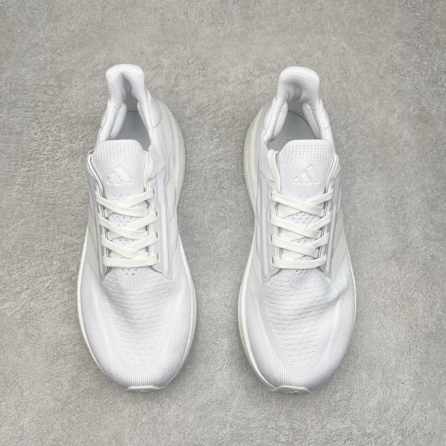 图片[2]-AD Ultra Boost 5X 2025高性能版5X系列UB低帮袜套式针织透气缓震休闲运动慢跑鞋 全新Ultraboost 5X官宣，颠覆以往，迎来该系列自2015年首次亮相最大一次革新！从鞋面到中底配置都有新的突破，跟着小编一同探究“阿迪UB有史以来最大升级”！Ultraboost 5X革新中底配置，采用LightBoost V2泡沫，与Ultraboost Light相比，前掌能量反馈增加2%。与此同时“加厚不增重”，中底相较于上一代更轻，让跑者每一次迈步都能得到更柔软、更澎湃的能量反馈。搭配X形“Torsion System”扭转系统，助力跑者从落地到脚趾离地过程的平稳过渡。Ultraboost 5X升级中足锁定性能，革新Mono Primeknit自适应鞋面配置，搭配轻质无笼鞋面结构，更加贴合跑者脚部。大底由Continental™橡胶制成，更耐磨，抓地力更出色。Adidas全新推出ULTRABOOST 5X，专注日常跑步，适用于任何级别的跑者，无距离门槛限制。兼具有氧跑、中短距离慢跑、节奏跑、间歇跑、日常通勤等各种场景，ULTRABOOST 5X都能给你带来优质的跑步体验。实拍调校N版已经零色差零失真 百分百还原实物色彩所见即所得 不存在货不对板色差等低级问题 选购参考实物拍摄 不混卖不参货 只用心做好货严格选品 承诺混一赔十 尺码：36 36.5 37.5 38 38.5 39 40 40.5 41 42 42.5 43 44 44.5 45-选品中心