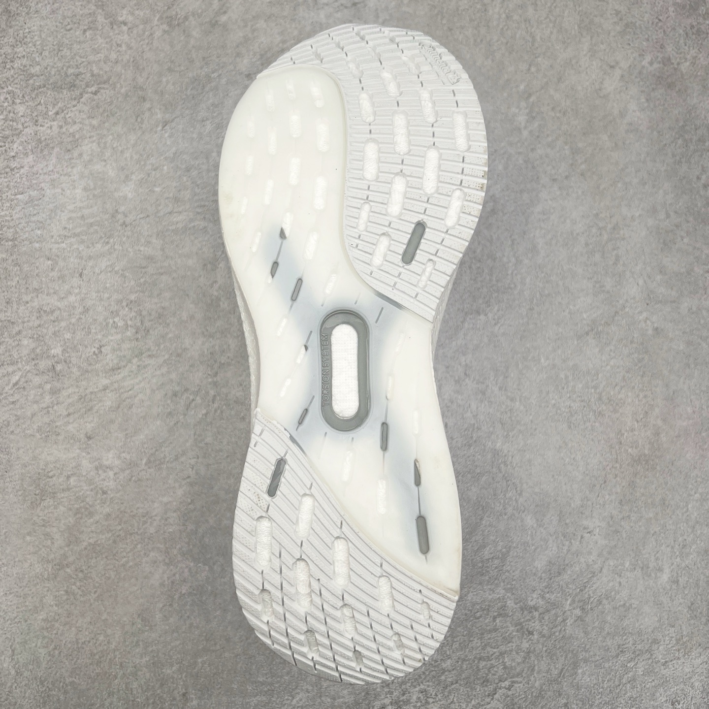 图片[9]-AD Ultra Boost 5X 2025高性能版5X系列UB低帮袜套式针织透气缓震休闲运动慢跑鞋 全新Ultraboost 5X官宣，颠覆以往，迎来该系列自2015年首次亮相最大一次革新！从鞋面到中底配置都有新的突破，跟着小编一同探究“阿迪UB有史以来最大升级”！Ultraboost 5X革新中底配置，采用LightBoost V2泡沫，与Ultraboost Light相比，前掌能量反馈增加2%。与此同时“加厚不增重”，中底相较于上一代更轻，让跑者每一次迈步都能得到更柔软、更澎湃的能量反馈。搭配X形“Torsion System”扭转系统，助力跑者从落地到脚趾离地过程的平稳过渡。Ultraboost 5X升级中足锁定性能，革新Mono Primeknit自适应鞋面配置，搭配轻质无笼鞋面结构，更加贴合跑者脚部。大底由Continental™橡胶制成，更耐磨，抓地力更出色。Adidas全新推出ULTRABOOST 5X，专注日常跑步，适用于任何级别的跑者，无距离门槛限制。兼具有氧跑、中短距离慢跑、节奏跑、间歇跑、日常通勤等各种场景，ULTRABOOST 5X都能给你带来优质的跑步体验。实拍调校N版已经零色差零失真 百分百还原实物色彩所见即所得 不存在货不对板色差等低级问题 选购参考实物拍摄 不混卖不参货 只用心做好货严格选品 承诺混一赔十 尺码：36 36.5 37.5 38 38.5 39 40 40.5 41 42 42.5 43 44 44.5 45-选品中心