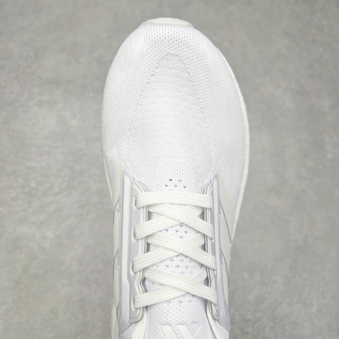 图片[4]-AD Ultra Boost 5X 2025高性能版5X系列UB低帮袜套式针织透气缓震休闲运动慢跑鞋 全新Ultraboost 5X官宣，颠覆以往，迎来该系列自2015年首次亮相最大一次革新！从鞋面到中底配置都有新的突破，跟着小编一同探究“阿迪UB有史以来最大升级”！Ultraboost 5X革新中底配置，采用LightBoost V2泡沫，与Ultraboost Light相比，前掌能量反馈增加2%。与此同时“加厚不增重”，中底相较于上一代更轻，让跑者每一次迈步都能得到更柔软、更澎湃的能量反馈。搭配X形“Torsion System”扭转系统，助力跑者从落地到脚趾离地过程的平稳过渡。Ultraboost 5X升级中足锁定性能，革新Mono Primeknit自适应鞋面配置，搭配轻质无笼鞋面结构，更加贴合跑者脚部。大底由Continental™橡胶制成，更耐磨，抓地力更出色。Adidas全新推出ULTRABOOST 5X，专注日常跑步，适用于任何级别的跑者，无距离门槛限制。兼具有氧跑、中短距离慢跑、节奏跑、间歇跑、日常通勤等各种场景，ULTRABOOST 5X都能给你带来优质的跑步体验。实拍调校N版已经零色差零失真 百分百还原实物色彩所见即所得 不存在货不对板色差等低级问题 选购参考实物拍摄 不混卖不参货 只用心做好货严格选品 承诺混一赔十 尺码：36 36.5 37.5 38 38.5 39 40 40.5 41 42 42.5 43 44 44.5 45-选品中心