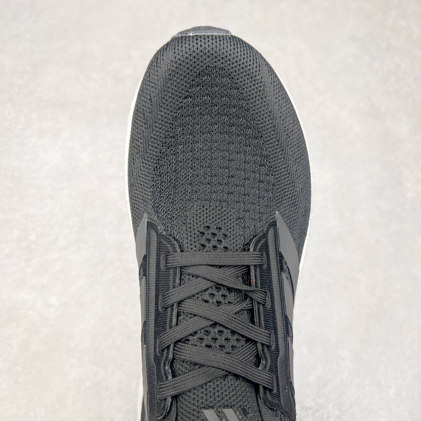 图片[4]-AD Ultra Boost 5X 2025高性能版5X系列UB低帮袜套式针织透气缓震休闲运动慢跑鞋 全新Ultraboost 5X官宣，颠覆以往，迎来该系列自2015年首次亮相最大一次革新！从鞋面到中底配置都有新的突破，跟着小编一同探究“阿迪UB有史以来最大升级”！Ultraboost 5X革新中底配置，采用LightBoost V2泡沫，与Ultraboost Light相比，前掌能量反馈增加2%。与此同时“加厚不增重”，中底相较于上一代更轻，让跑者每一次迈步都能得到更柔软、更澎湃的能量反馈。搭配X形“Torsion System”扭转系统，助力跑者从落地到脚趾离地过程的平稳过渡。Ultraboost 5X升级中足锁定性能，革新Mono Primeknit自适应鞋面配置，搭配轻质无笼鞋面结构，更加贴合跑者脚部。大底由Continental™橡胶制成，更耐磨，抓地力更出色。Adidas全新推出ULTRABOOST 5X，专注日常跑步，适用于任何级别的跑者，无距离门槛限制。兼具有氧跑、中短距离慢跑、节奏跑、间歇跑、日常通勤等各种场景，ULTRABOOST 5X都能给你带来优质的跑步体验。实拍调校N版已经零色差零失真 百分百还原实物色彩所见即所得 不存在货不对板色差等低级问题 选购参考实物拍摄 不混卖不参货 只用心做好货严格选品 承诺混一赔十 尺码：36 36.5 37.5 38 38.5 39 40 40.5 41 42 42.5 43 44 44.5 45-选品中心