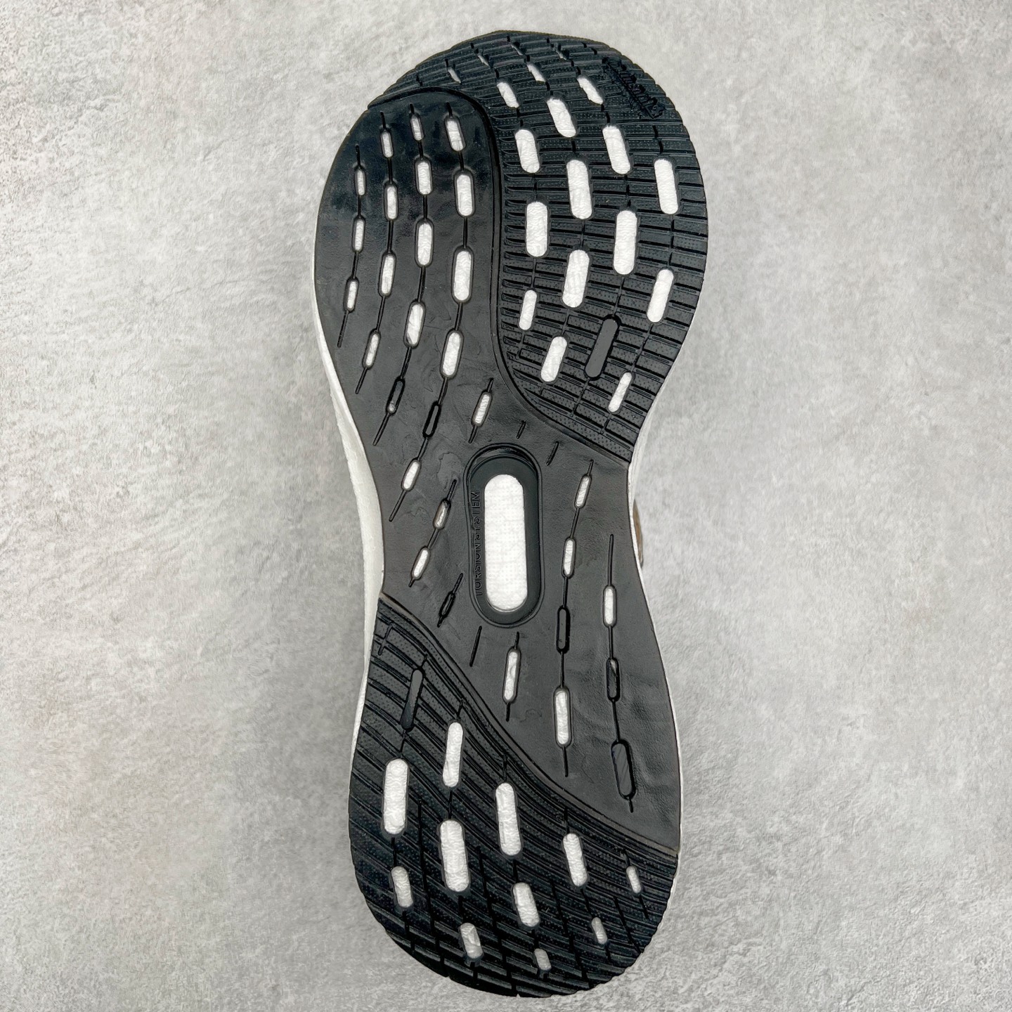 图片[9]-AD Ultra Boost 5X 2025高性能版5X系列UB低帮袜套式针织透气缓震休闲运动慢跑鞋 全新Ultraboost 5X官宣，颠覆以往，迎来该系列自2015年首次亮相最大一次革新！从鞋面到中底配置都有新的突破，跟着小编一同探究“阿迪UB有史以来最大升级”！Ultraboost 5X革新中底配置，采用LightBoost V2泡沫，与Ultraboost Light相比，前掌能量反馈增加2%。与此同时“加厚不增重”，中底相较于上一代更轻，让跑者每一次迈步都能得到更柔软、更澎湃的能量反馈。搭配X形“Torsion System”扭转系统，助力跑者从落地到脚趾离地过程的平稳过渡。Ultraboost 5X升级中足锁定性能，革新Mono Primeknit自适应鞋面配置，搭配轻质无笼鞋面结构，更加贴合跑者脚部。大底由Continental™橡胶制成，更耐磨，抓地力更出色。Adidas全新推出ULTRABOOST 5X，专注日常跑步，适用于任何级别的跑者，无距离门槛限制。兼具有氧跑、中短距离慢跑、节奏跑、间歇跑、日常通勤等各种场景，ULTRABOOST 5X都能给你带来优质的跑步体验。实拍调校N版已经零色差零失真 百分百还原实物色彩所见即所得 不存在货不对板色差等低级问题 选购参考实物拍摄 不混卖不参货 只用心做好货严格选品 承诺混一赔十 尺码：36 36.5 37.5 38 38.5 39 40 40.5 41 42 42.5 43 44 44.5 45-选品中心