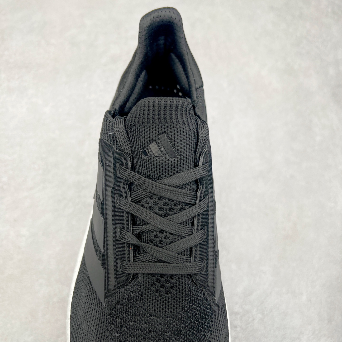 图片[5]-AD Ultra Boost 5X 2025高性能版5X系列UB低帮袜套式针织透气缓震休闲运动慢跑鞋 全新Ultraboost 5X官宣，颠覆以往，迎来该系列自2015年首次亮相最大一次革新！从鞋面到中底配置都有新的突破，跟着小编一同探究“阿迪UB有史以来最大升级”！Ultraboost 5X革新中底配置，采用LightBoost V2泡沫，与Ultraboost Light相比，前掌能量反馈增加2%。与此同时“加厚不增重”，中底相较于上一代更轻，让跑者每一次迈步都能得到更柔软、更澎湃的能量反馈。搭配X形“Torsion System”扭转系统，助力跑者从落地到脚趾离地过程的平稳过渡。Ultraboost 5X升级中足锁定性能，革新Mono Primeknit自适应鞋面配置，搭配轻质无笼鞋面结构，更加贴合跑者脚部。大底由Continental™橡胶制成，更耐磨，抓地力更出色。Adidas全新推出ULTRABOOST 5X，专注日常跑步，适用于任何级别的跑者，无距离门槛限制。兼具有氧跑、中短距离慢跑、节奏跑、间歇跑、日常通勤等各种场景，ULTRABOOST 5X都能给你带来优质的跑步体验。实拍调校N版已经零色差零失真 百分百还原实物色彩所见即所得 不存在货不对板色差等低级问题 选购参考实物拍摄 不混卖不参货 只用心做好货严格选品 承诺混一赔十 尺码：36 36.5 37.5 38 38.5 39 40 40.5 41 42 42.5 43 44 44.5 45-选品中心