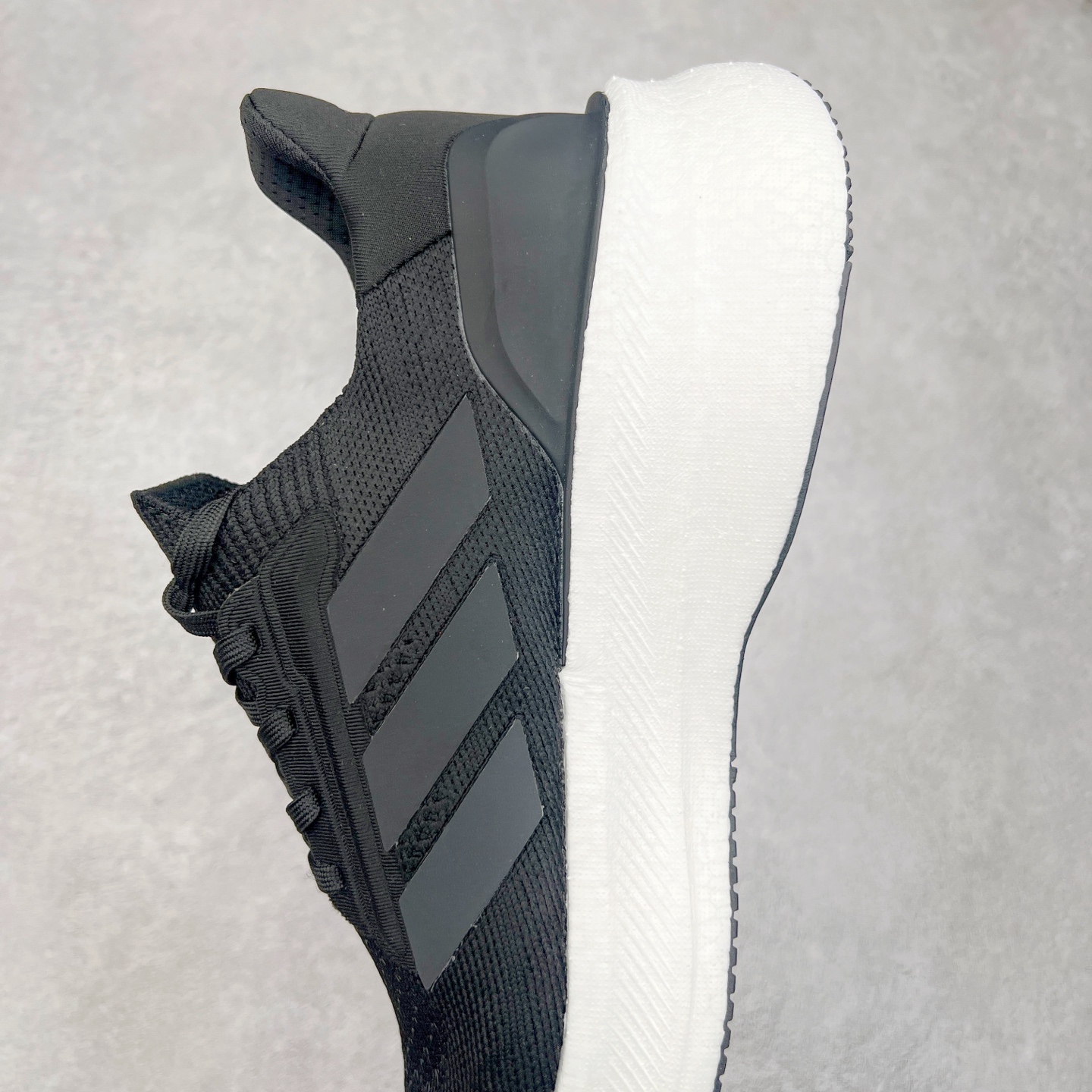 图片[7]-AD Ultra Boost 5X 2025高性能版5X系列UB低帮袜套式针织透气缓震休闲运动慢跑鞋 全新Ultraboost 5X官宣，颠覆以往，迎来该系列自2015年首次亮相最大一次革新！从鞋面到中底配置都有新的突破，跟着小编一同探究“阿迪UB有史以来最大升级”！Ultraboost 5X革新中底配置，采用LightBoost V2泡沫，与Ultraboost Light相比，前掌能量反馈增加2%。与此同时“加厚不增重”，中底相较于上一代更轻，让跑者每一次迈步都能得到更柔软、更澎湃的能量反馈。搭配X形“Torsion System”扭转系统，助力跑者从落地到脚趾离地过程的平稳过渡。Ultraboost 5X升级中足锁定性能，革新Mono Primeknit自适应鞋面配置，搭配轻质无笼鞋面结构，更加贴合跑者脚部。大底由Continental™橡胶制成，更耐磨，抓地力更出色。Adidas全新推出ULTRABOOST 5X，专注日常跑步，适用于任何级别的跑者，无距离门槛限制。兼具有氧跑、中短距离慢跑、节奏跑、间歇跑、日常通勤等各种场景，ULTRABOOST 5X都能给你带来优质的跑步体验。实拍调校N版已经零色差零失真 百分百还原实物色彩所见即所得 不存在货不对板色差等低级问题 选购参考实物拍摄 不混卖不参货 只用心做好货严格选品 承诺混一赔十 尺码：36 36.5 37.5 38 38.5 39 40 40.5 41 42 42.5 43 44 44.5 45-选品中心