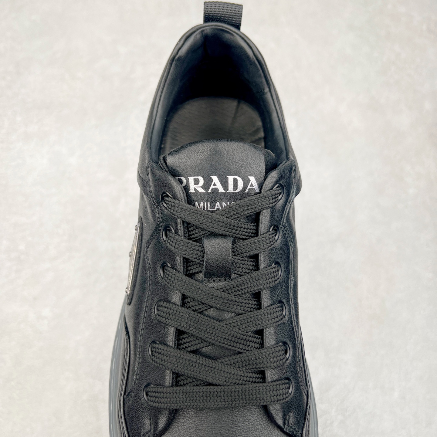 图片[5]-PRADA普拉达 厚底徽标系带运动休闲男鞋系列 广东大厂品质 专柜同步 大气个性更潮更抢眼更追求档次，它将颠覆旧念，与您共度时尚潮人必备! 面料采用原版进口小牛皮 牛皮内里垫脚 橡胶发泡大底 轻便防滑耐磨 脚感舒适 款式耐看做工精细 配以简洁利落的鞋楦 彰显男人的果敢和硬朗 尺码：39-44（皮鞋码）-选品中心