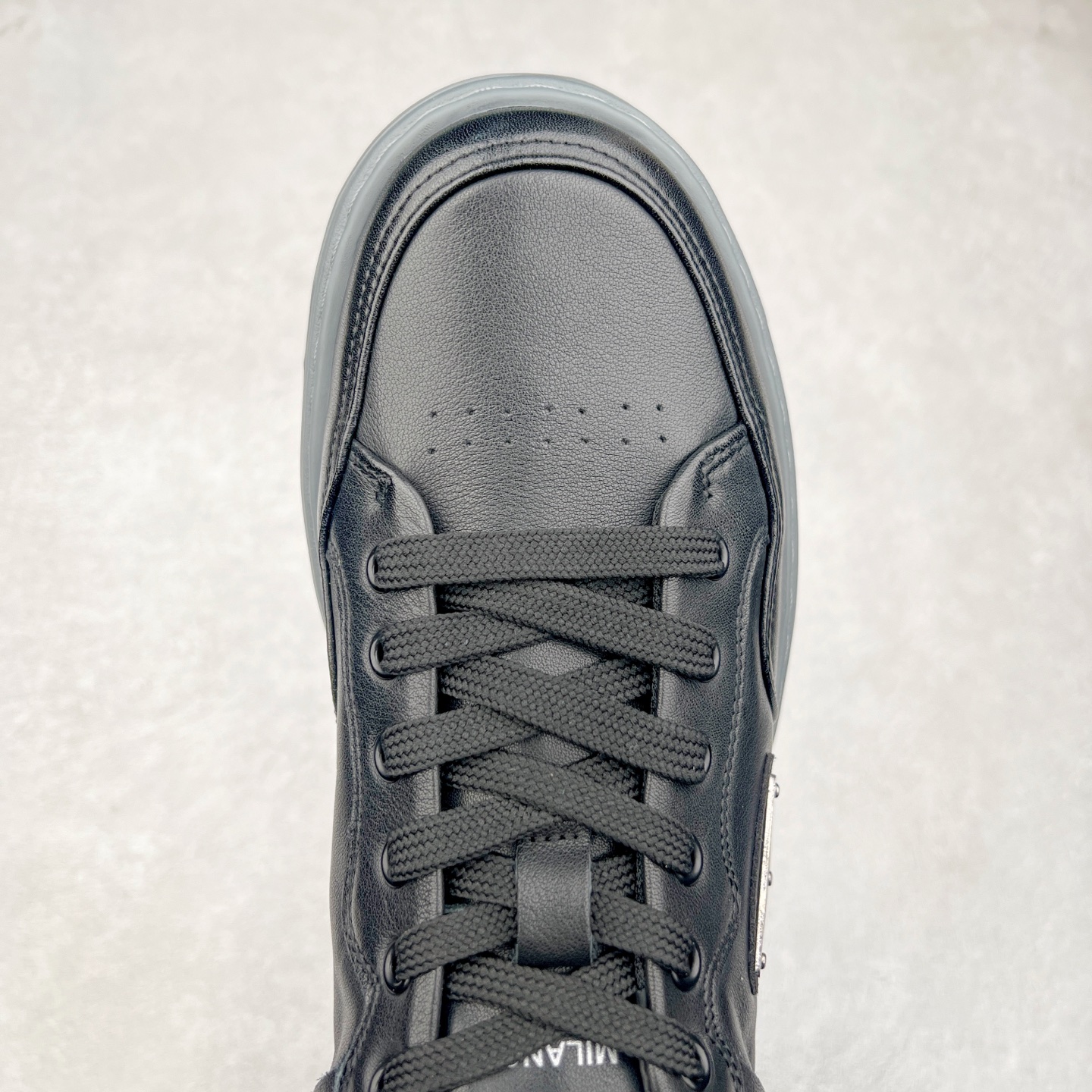 图片[4]-PRADA普拉达 厚底徽标系带运动休闲男鞋系列 广东大厂品质 专柜同步 大气个性更潮更抢眼更追求档次，它将颠覆旧念，与您共度时尚潮人必备! 面料采用原版进口小牛皮 牛皮内里垫脚 橡胶发泡大底 轻便防滑耐磨 脚感舒适 款式耐看做工精细 配以简洁利落的鞋楦 彰显男人的果敢和硬朗 尺码：39-44（皮鞋码）-选品中心