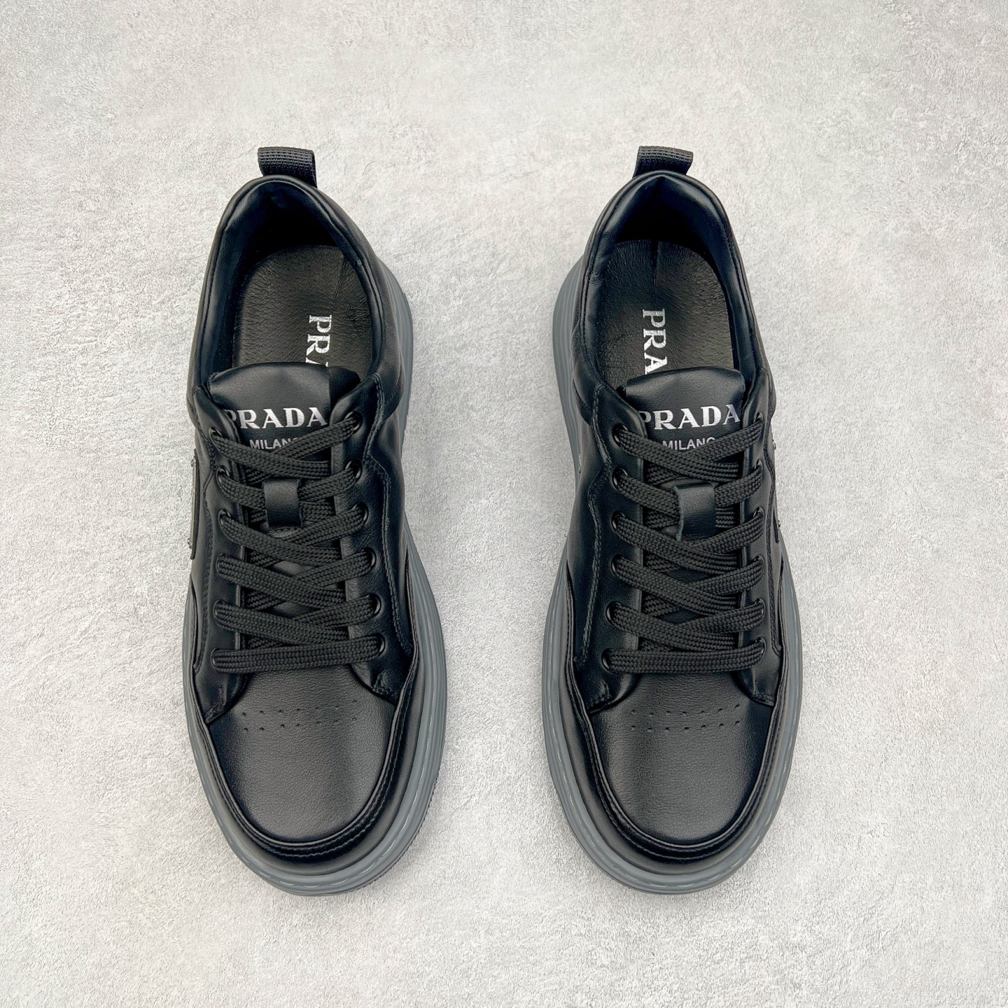 图片[2]-PRADA普拉达 厚底徽标系带运动休闲男鞋系列 广东大厂品质 专柜同步 大气个性更潮更抢眼更追求档次，它将颠覆旧念，与您共度时尚潮人必备! 面料采用原版进口小牛皮 牛皮内里垫脚 橡胶发泡大底 轻便防滑耐磨 脚感舒适 款式耐看做工精细 配以简洁利落的鞋楦 彰显男人的果敢和硬朗 尺码：39-44（皮鞋码）-选品中心