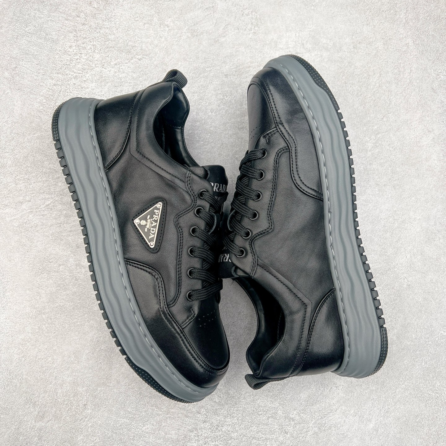 图片[3]-PRADA普拉达 厚底徽标系带运动休闲男鞋系列 广东大厂品质 专柜同步 大气个性更潮更抢眼更追求档次，它将颠覆旧念，与您共度时尚潮人必备! 面料采用原版进口小牛皮 牛皮内里垫脚 橡胶发泡大底 轻便防滑耐磨 脚感舒适 款式耐看做工精细 配以简洁利落的鞋楦 彰显男人的果敢和硬朗 尺码：39-44（皮鞋码）-选品中心