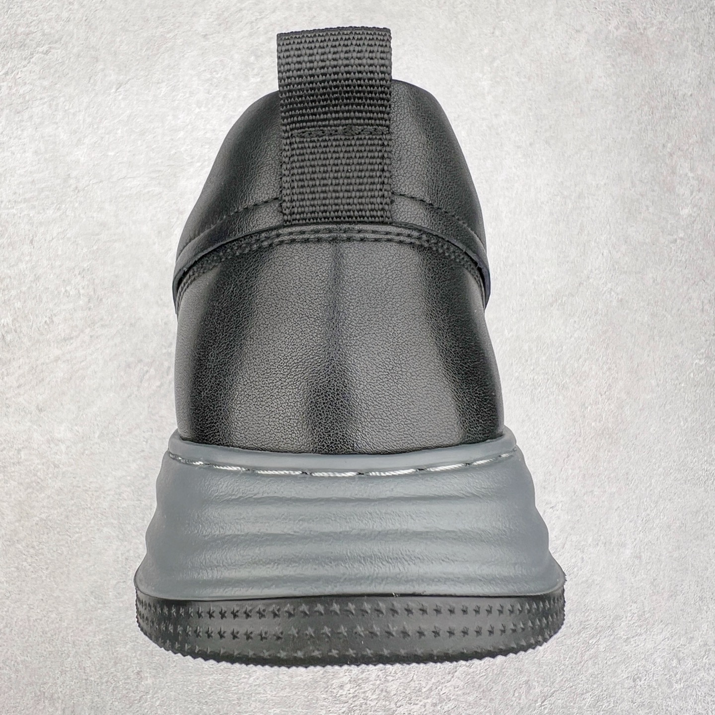 图片[8]-PRADA普拉达 厚底徽标系带运动休闲男鞋系列 广东大厂品质 专柜同步 大气个性更潮更抢眼更追求档次，它将颠覆旧念，与您共度时尚潮人必备! 面料采用原版进口小牛皮 牛皮内里垫脚 橡胶发泡大底 轻便防滑耐磨 脚感舒适 款式耐看做工精细 配以简洁利落的鞋楦 彰显男人的果敢和硬朗 尺码：39-44（皮鞋码）-选品中心