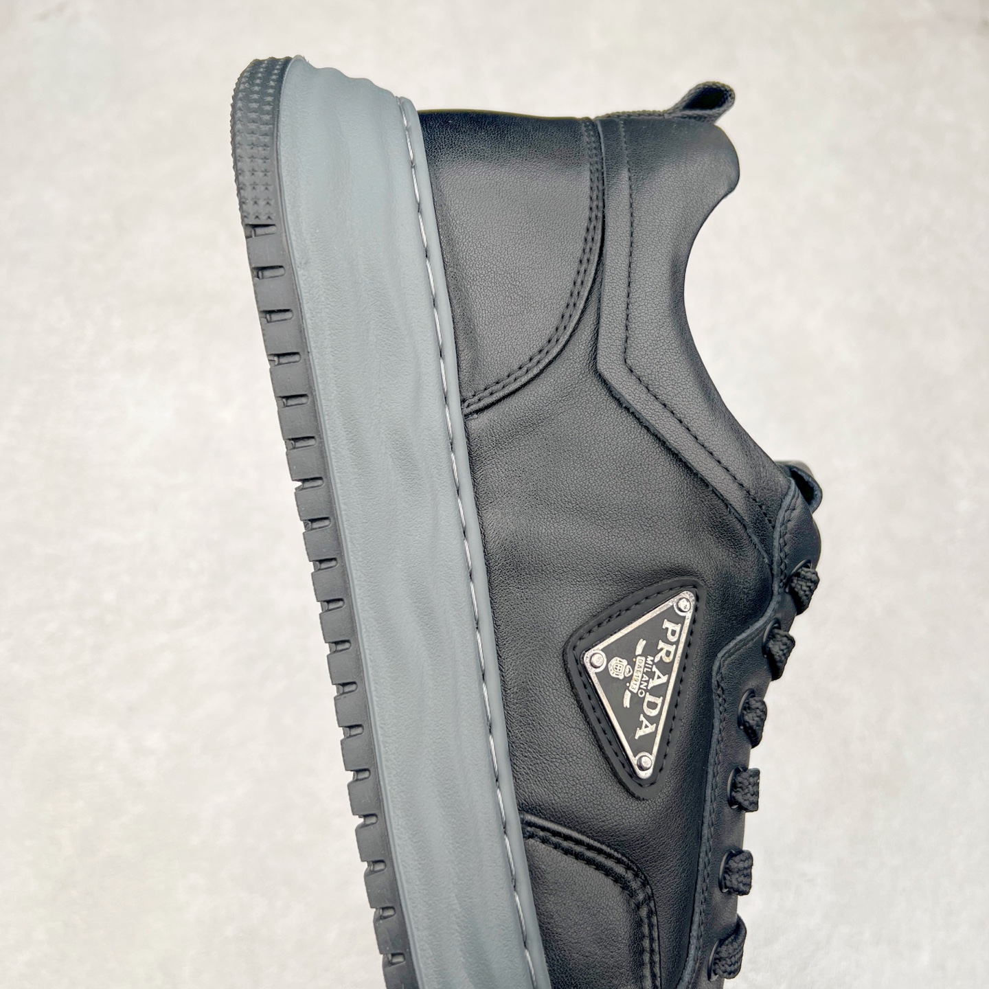 图片[6]-PRADA普拉达 厚底徽标系带运动休闲男鞋系列 广东大厂品质 专柜同步 大气个性更潮更抢眼更追求档次，它将颠覆旧念，与您共度时尚潮人必备! 面料采用原版进口小牛皮 牛皮内里垫脚 橡胶发泡大底 轻便防滑耐磨 脚感舒适 款式耐看做工精细 配以简洁利落的鞋楦 彰显男人的果敢和硬朗 尺码：39-44（皮鞋码）-选品中心