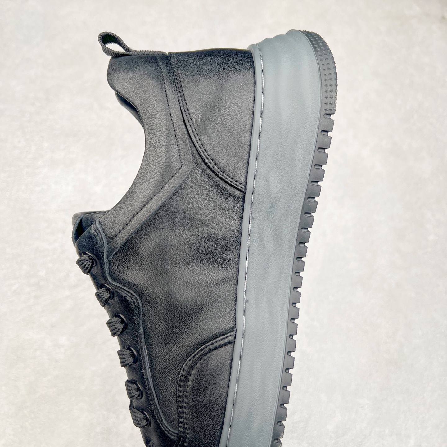 图片[7]-PRADA普拉达 厚底徽标系带运动休闲男鞋系列 广东大厂品质 专柜同步 大气个性更潮更抢眼更追求档次，它将颠覆旧念，与您共度时尚潮人必备! 面料采用原版进口小牛皮 牛皮内里垫脚 橡胶发泡大底 轻便防滑耐磨 脚感舒适 款式耐看做工精细 配以简洁利落的鞋楦 彰显男人的果敢和硬朗 尺码：39-44（皮鞋码）-选品中心