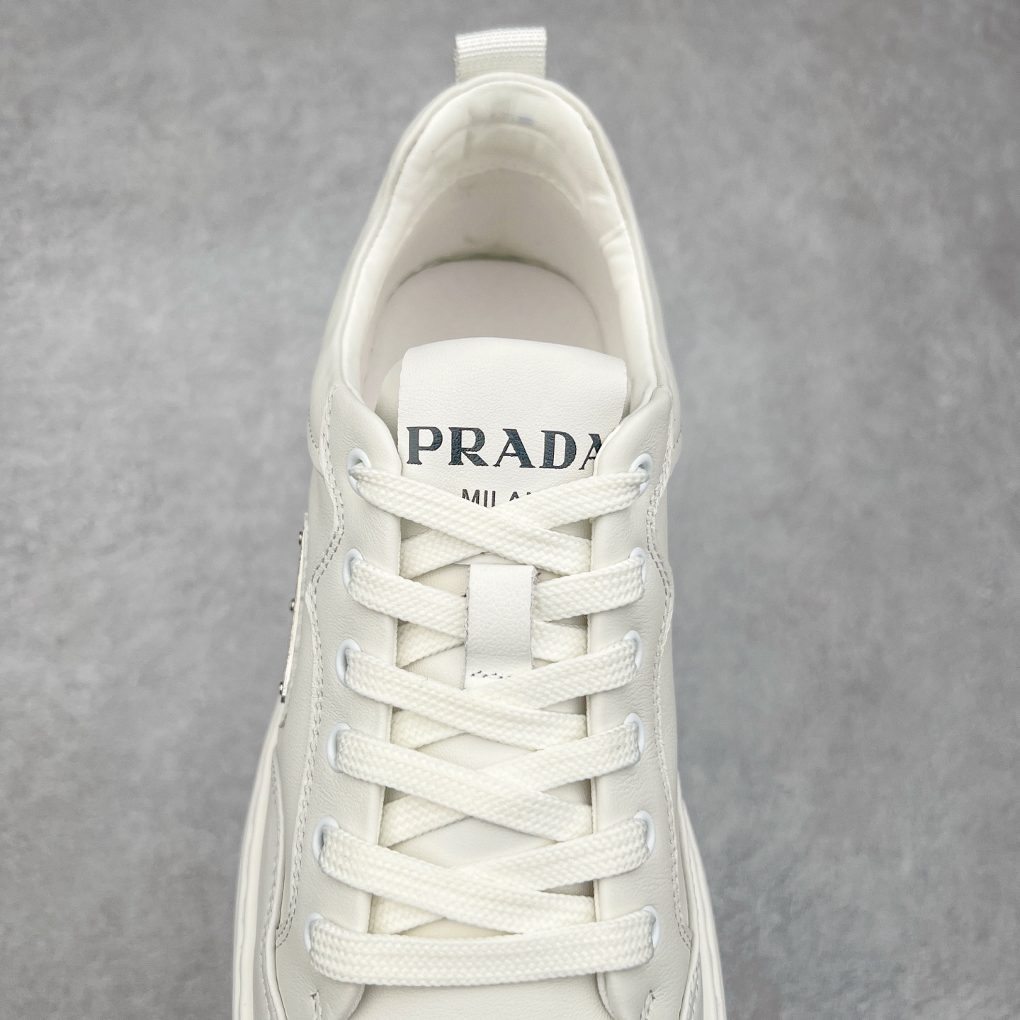 图片[5]-PRADA普拉达 厚底徽标系带运动休闲男鞋系列 广东大厂品质 专柜同步 大气个性更潮更抢眼更追求档次，它将颠覆旧念，与您共度时尚潮人必备! 面料采用原版进口小牛皮 牛皮内里垫脚 橡胶发泡大底 轻便防滑耐磨 脚感舒适 款式耐看做工精细 配以简洁利落的鞋楦 彰显男人的果敢和硬朗 尺码：39-44（皮鞋码）-选品中心