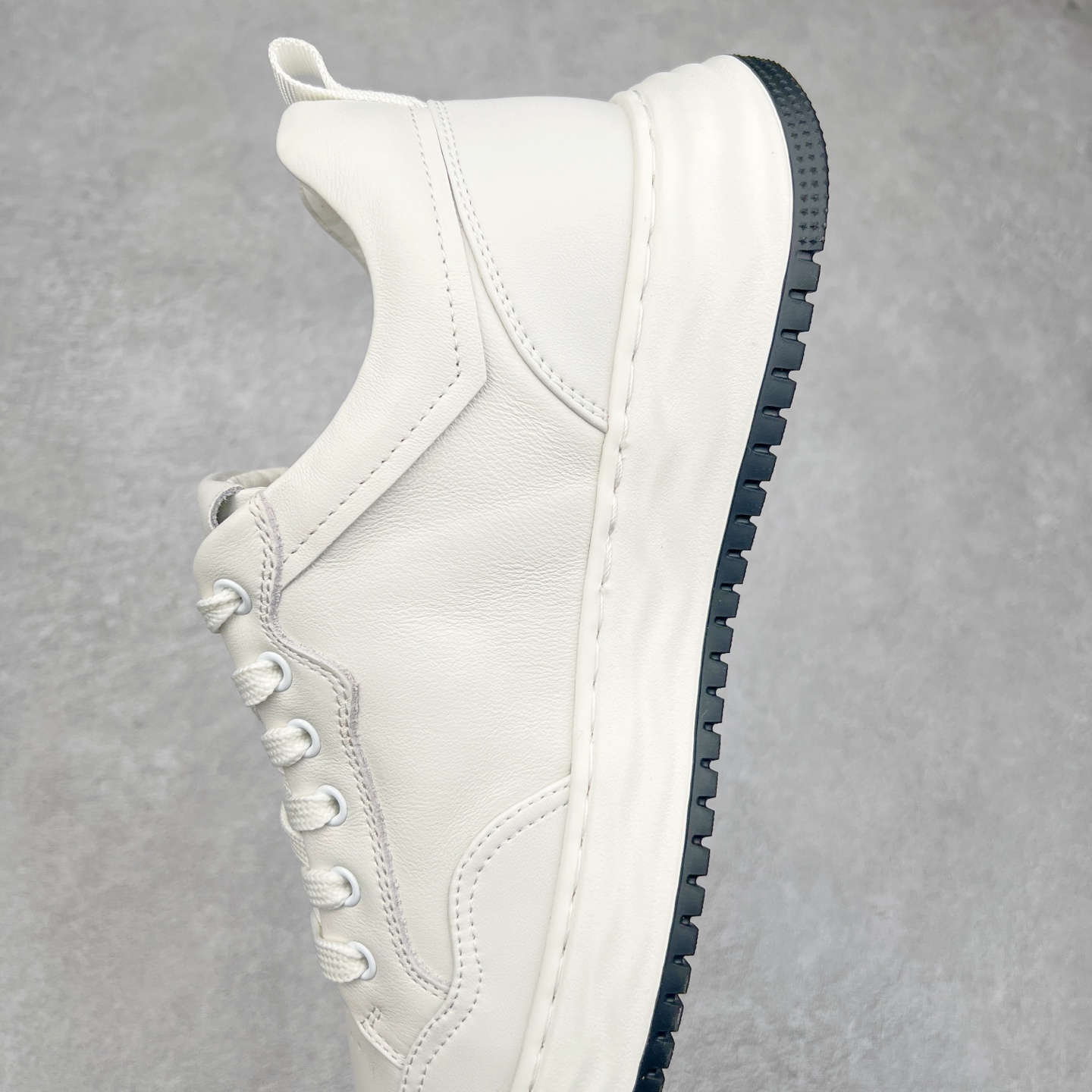 图片[7]-PRADA普拉达 厚底徽标系带运动休闲男鞋系列 广东大厂品质 专柜同步 大气个性更潮更抢眼更追求档次，它将颠覆旧念，与您共度时尚潮人必备! 面料采用原版进口小牛皮 牛皮内里垫脚 橡胶发泡大底 轻便防滑耐磨 脚感舒适 款式耐看做工精细 配以简洁利落的鞋楦 彰显男人的果敢和硬朗 尺码：39-44（皮鞋码）-选品中心