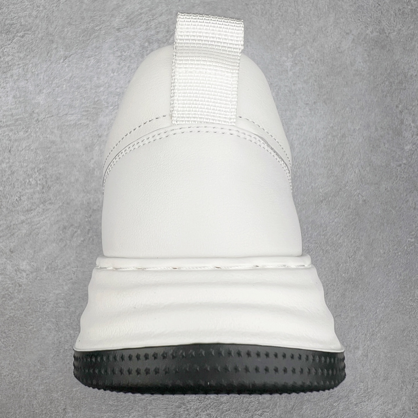 图片[8]-PRADA普拉达 厚底徽标系带运动休闲男鞋系列 广东大厂品质 专柜同步 大气个性更潮更抢眼更追求档次，它将颠覆旧念，与您共度时尚潮人必备! 面料采用原版进口小牛皮 牛皮内里垫脚 橡胶发泡大底 轻便防滑耐磨 脚感舒适 款式耐看做工精细 配以简洁利落的鞋楦 彰显男人的果敢和硬朗 尺码：39-44（皮鞋码）-选品中心