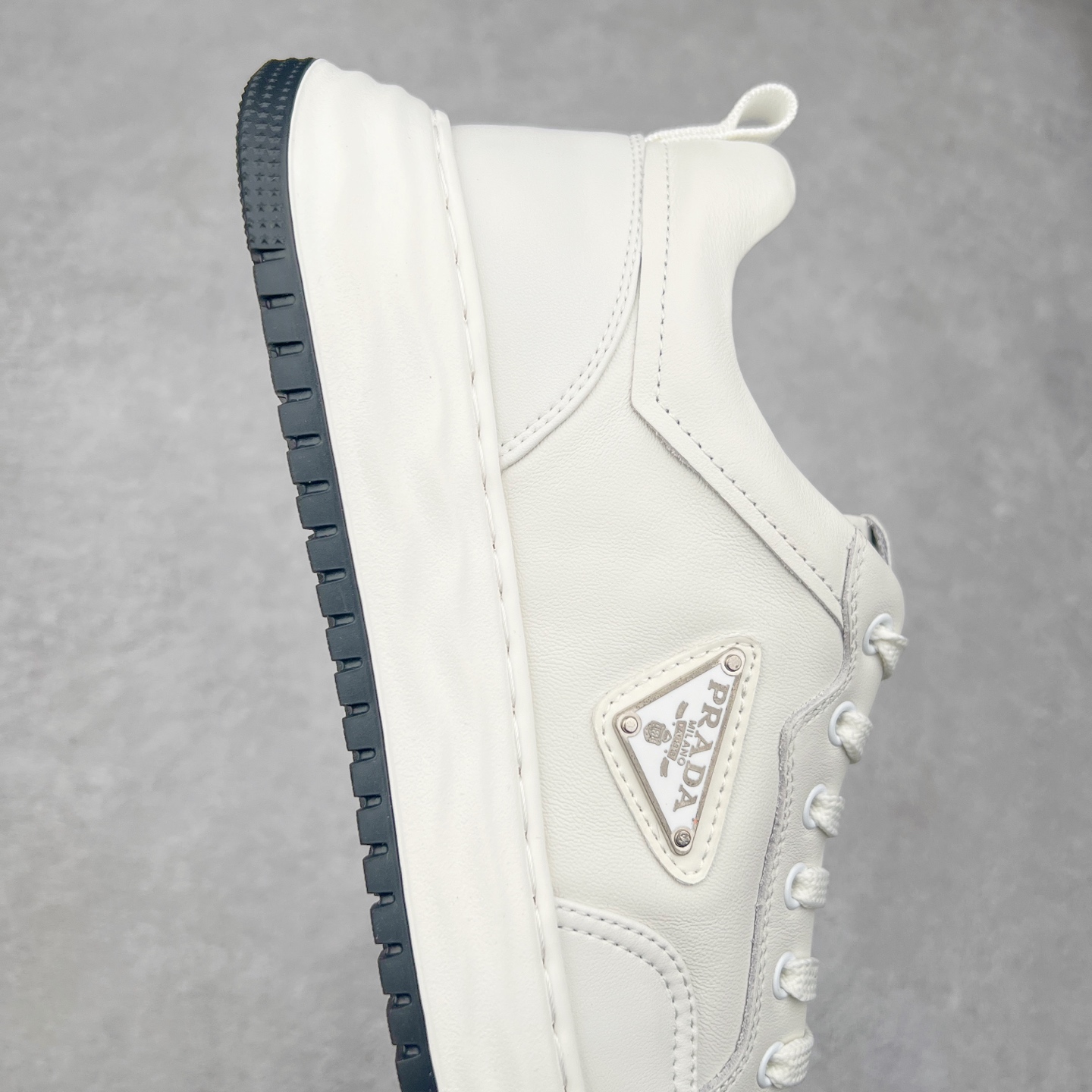 图片[6]-PRADA普拉达 厚底徽标系带运动休闲男鞋系列 广东大厂品质 专柜同步 大气个性更潮更抢眼更追求档次，它将颠覆旧念，与您共度时尚潮人必备! 面料采用原版进口小牛皮 牛皮内里垫脚 橡胶发泡大底 轻便防滑耐磨 脚感舒适 款式耐看做工精细 配以简洁利落的鞋楦 彰显男人的果敢和硬朗 尺码：39-44（皮鞋码）-选品中心