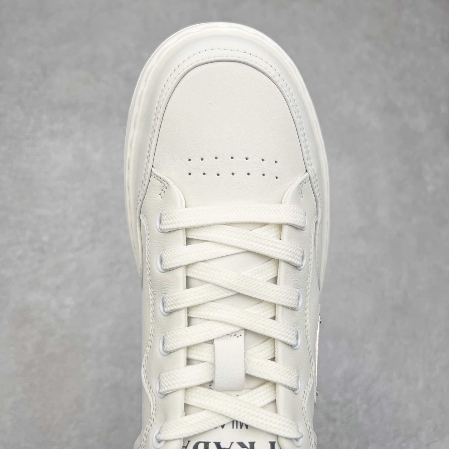 图片[4]-PRADA普拉达 厚底徽标系带运动休闲男鞋系列 广东大厂品质 专柜同步 大气个性更潮更抢眼更追求档次，它将颠覆旧念，与您共度时尚潮人必备! 面料采用原版进口小牛皮 牛皮内里垫脚 橡胶发泡大底 轻便防滑耐磨 脚感舒适 款式耐看做工精细 配以简洁利落的鞋楦 彰显男人的果敢和硬朗 尺码：39-44（皮鞋码）-选品中心