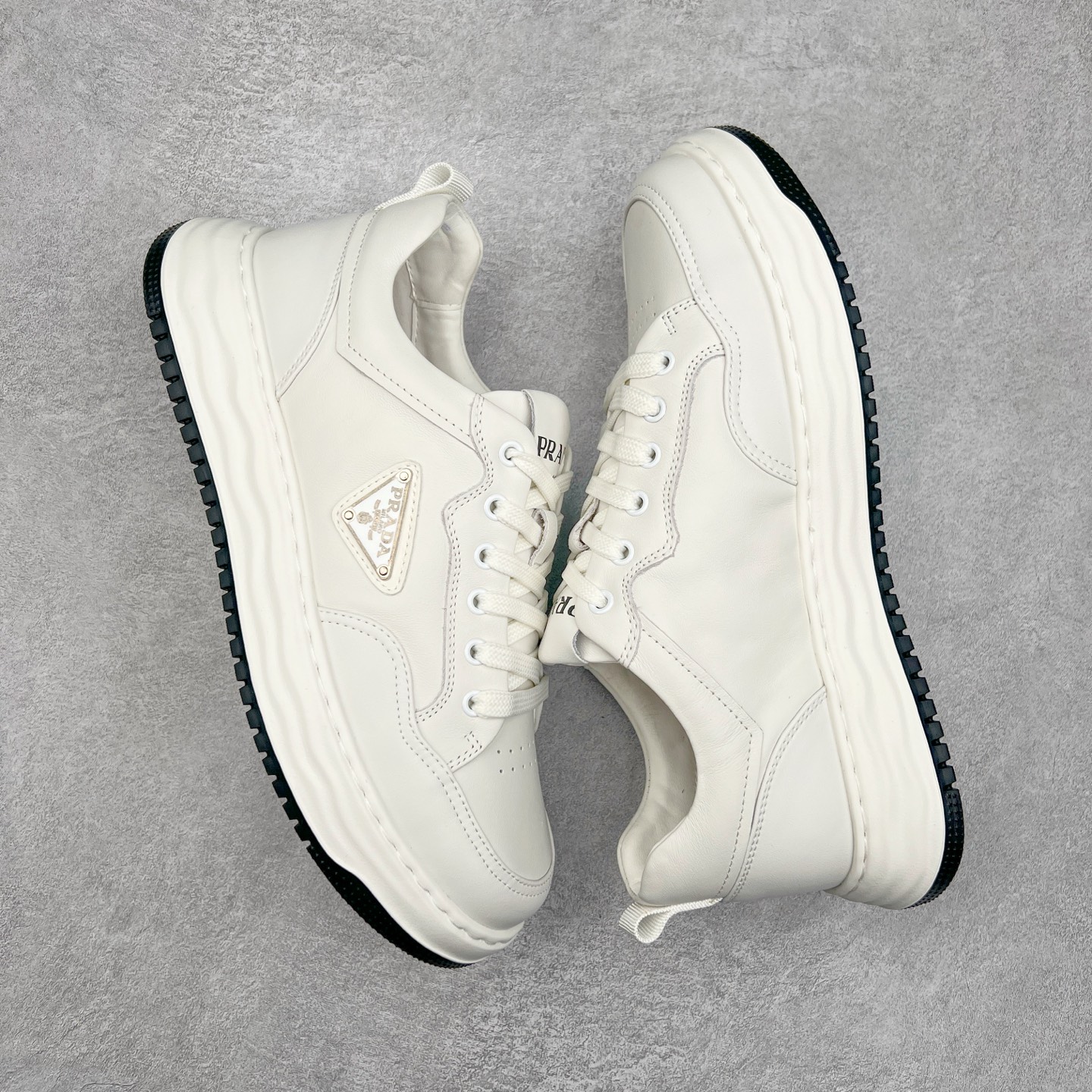 图片[3]-PRADA普拉达 厚底徽标系带运动休闲男鞋系列 广东大厂品质 专柜同步 大气个性更潮更抢眼更追求档次，它将颠覆旧念，与您共度时尚潮人必备! 面料采用原版进口小牛皮 牛皮内里垫脚 橡胶发泡大底 轻便防滑耐磨 脚感舒适 款式耐看做工精细 配以简洁利落的鞋楦 彰显男人的果敢和硬朗 尺码：39-44（皮鞋码）-选品中心
