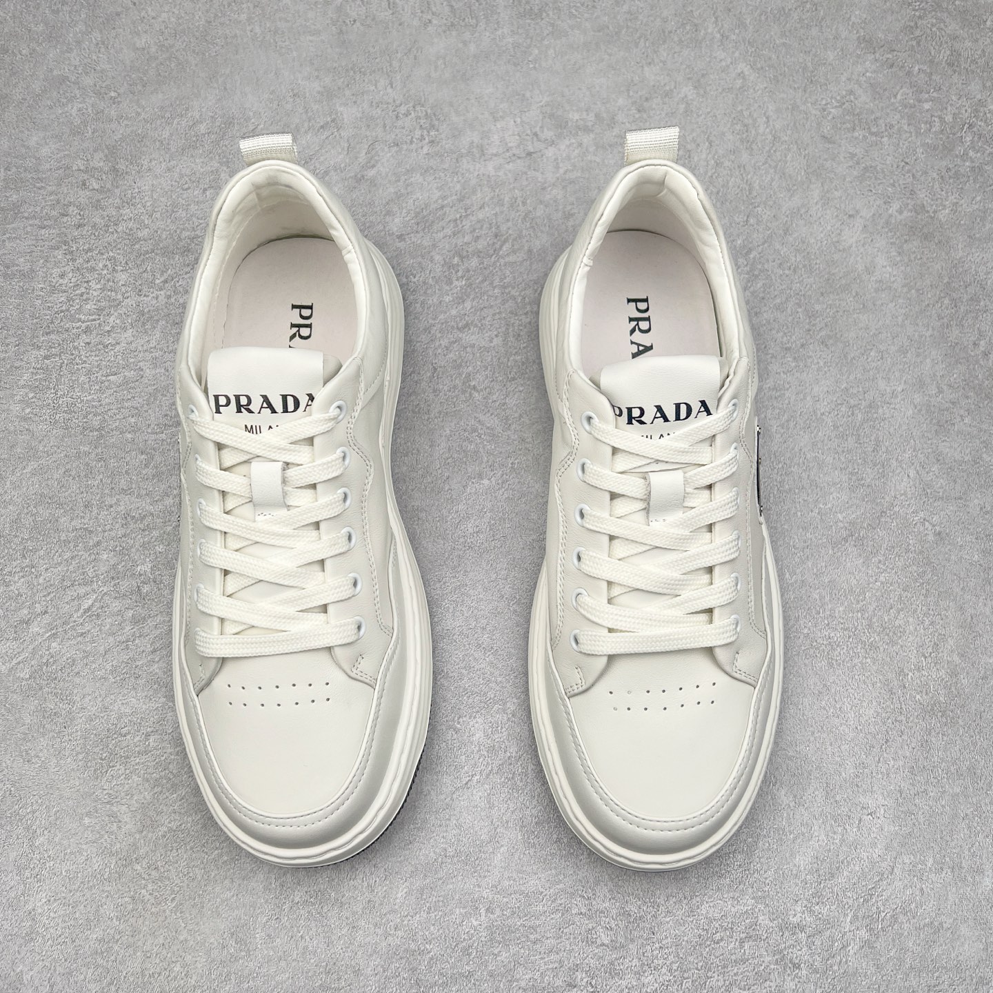 图片[2]-PRADA普拉达 厚底徽标系带运动休闲男鞋系列 广东大厂品质 专柜同步 大气个性更潮更抢眼更追求档次，它将颠覆旧念，与您共度时尚潮人必备! 面料采用原版进口小牛皮 牛皮内里垫脚 橡胶发泡大底 轻便防滑耐磨 脚感舒适 款式耐看做工精细 配以简洁利落的鞋楦 彰显男人的果敢和硬朗 尺码：39-44（皮鞋码）-选品中心