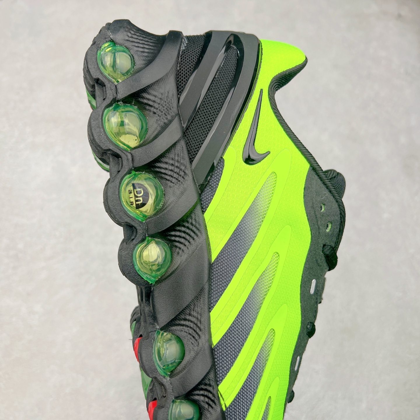 图片[6]-NK Air Max DN8 全掌科技气垫缓震运动跑鞋 FQ7860-017 DN8的核心亮点在于其八腔气垫结构 根据不同部位设定的气压值专为行走设计 提供卓越的舒适感 鞋面的设计让人联想到上世纪90年代末至2000年代初的多款Air Max 中底上系列圆形孔洞引发了热议 不少人将其与竞争品牌的缓震技术进行比较 例如K-SWISS 2010年代初推出的Tubes技 及以多孔鞋底闻名的品牌 尺码：36 36.5 37.5 38 38.5 39 40 40.5 41 42 42.5 43 44 44.5 45-选品中心