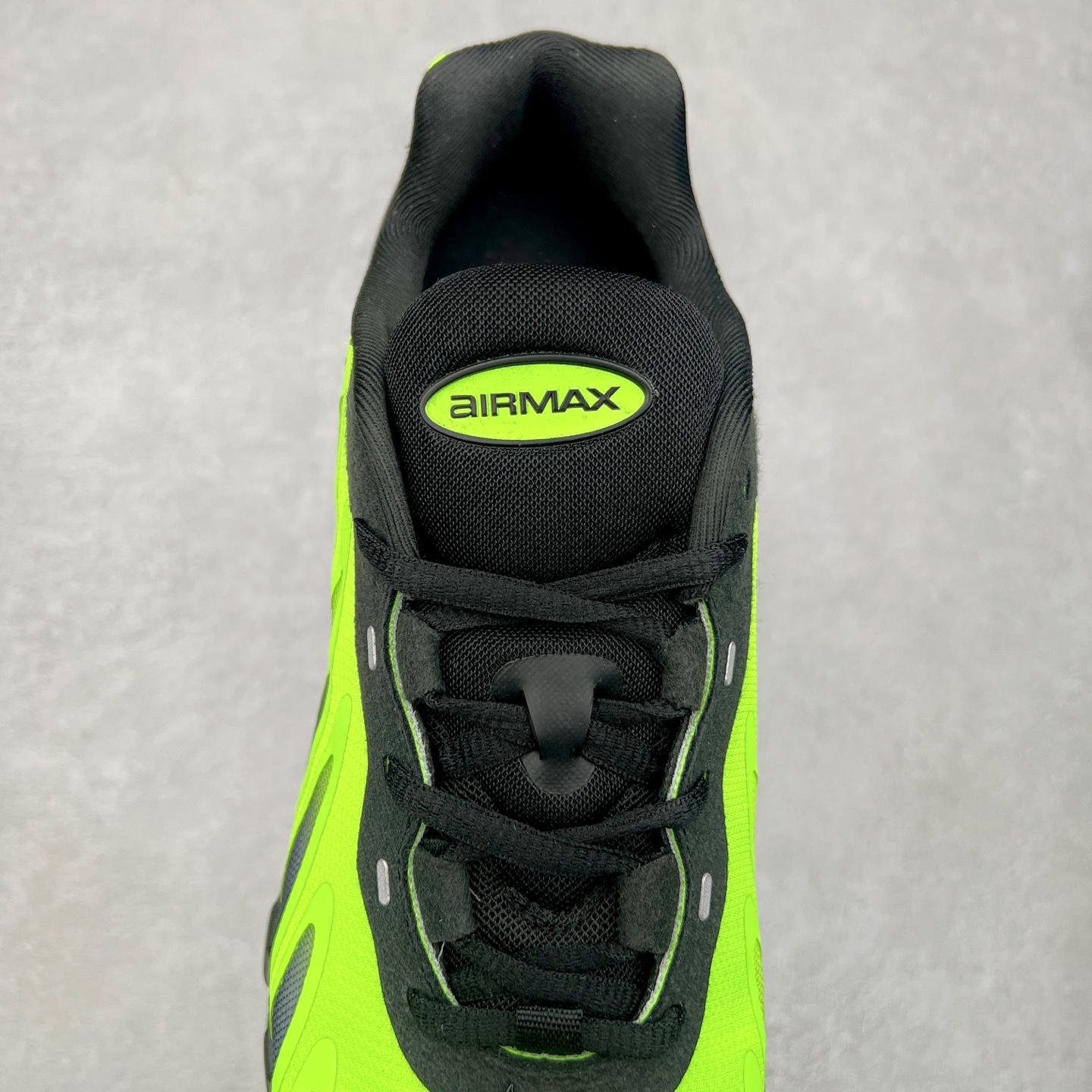 图片[5]-NK Air Max DN8 全掌科技气垫缓震运动跑鞋 FQ7860-017 DN8的核心亮点在于其八腔气垫结构 根据不同部位设定的气压值专为行走设计 提供卓越的舒适感 鞋面的设计让人联想到上世纪90年代末至2000年代初的多款Air Max 中底上系列圆形孔洞引发了热议 不少人将其与竞争品牌的缓震技术进行比较 例如K-SWISS 2010年代初推出的Tubes技 及以多孔鞋底闻名的品牌 尺码：36 36.5 37.5 38 38.5 39 40 40.5 41 42 42.5 43 44 44.5 45-选品中心