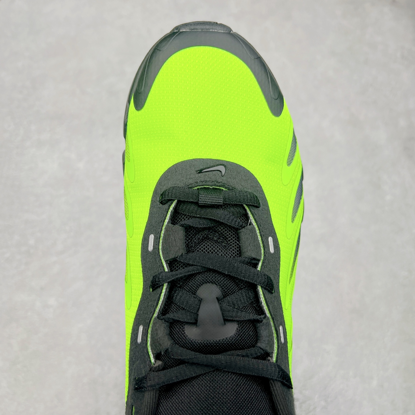 图片[4]-NK Air Max DN8 全掌科技气垫缓震运动跑鞋 FQ7860-017 DN8的核心亮点在于其八腔气垫结构 根据不同部位设定的气压值专为行走设计 提供卓越的舒适感 鞋面的设计让人联想到上世纪90年代末至2000年代初的多款Air Max 中底上系列圆形孔洞引发了热议 不少人将其与竞争品牌的缓震技术进行比较 例如K-SWISS 2010年代初推出的Tubes技 及以多孔鞋底闻名的品牌 尺码：36 36.5 37.5 38 38.5 39 40 40.5 41 42 42.5 43 44 44.5 45-选品中心