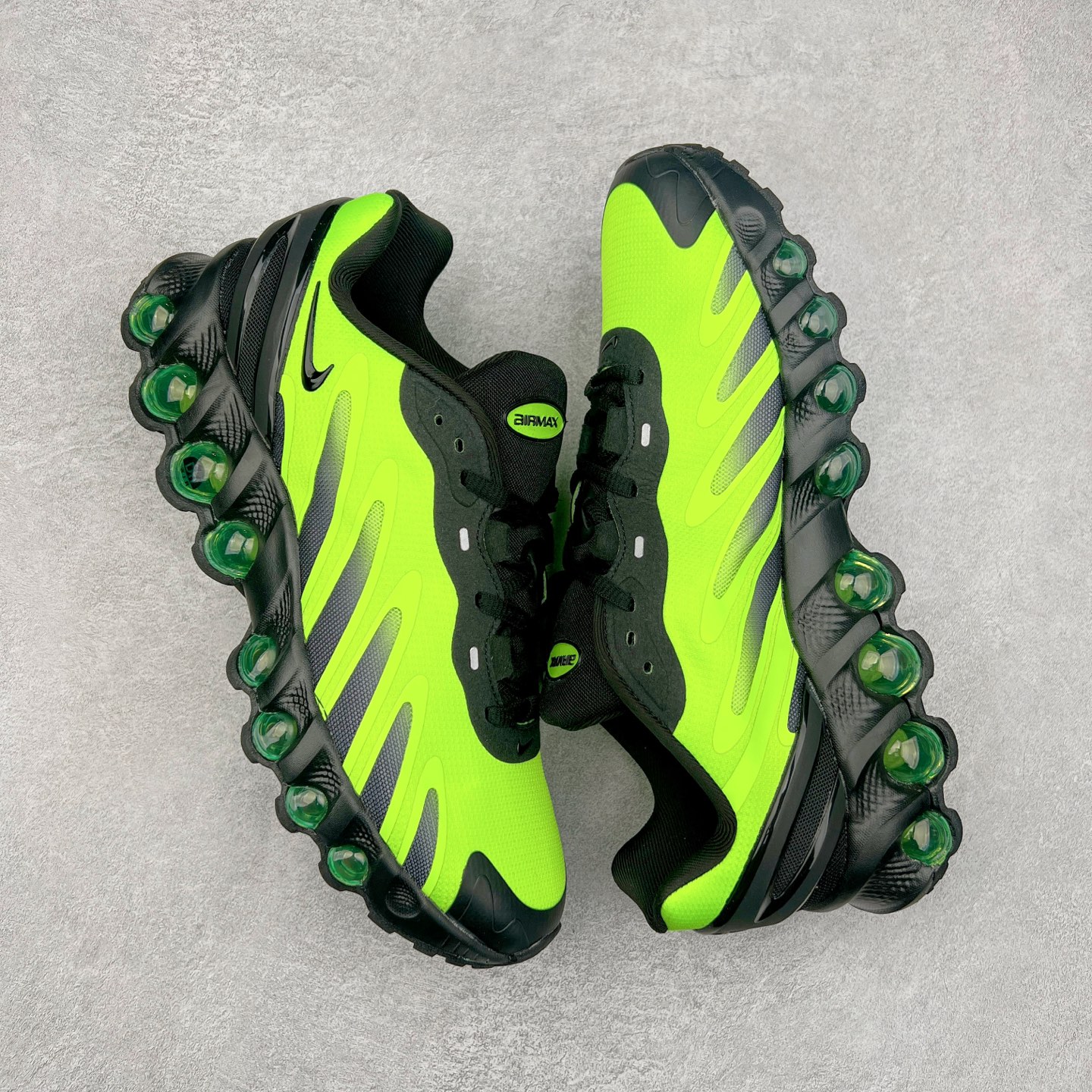 图片[3]-NK Air Max DN8 全掌科技气垫缓震运动跑鞋 FQ7860-017 DN8的核心亮点在于其八腔气垫结构 根据不同部位设定的气压值专为行走设计 提供卓越的舒适感 鞋面的设计让人联想到上世纪90年代末至2000年代初的多款Air Max 中底上系列圆形孔洞引发了热议 不少人将其与竞争品牌的缓震技术进行比较 例如K-SWISS 2010年代初推出的Tubes技 及以多孔鞋底闻名的品牌 尺码：36 36.5 37.5 38 38.5 39 40 40.5 41 42 42.5 43 44 44.5 45-选品中心