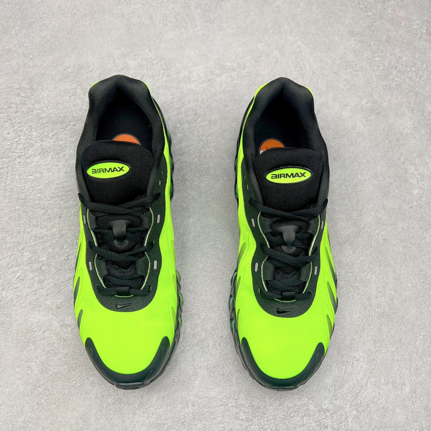 图片[2]-NK Air Max DN8 全掌科技气垫缓震运动跑鞋 FQ7860-017 DN8的核心亮点在于其八腔气垫结构 根据不同部位设定的气压值专为行走设计 提供卓越的舒适感 鞋面的设计让人联想到上世纪90年代末至2000年代初的多款Air Max 中底上系列圆形孔洞引发了热议 不少人将其与竞争品牌的缓震技术进行比较 例如K-SWISS 2010年代初推出的Tubes技 及以多孔鞋底闻名的品牌 尺码：36 36.5 37.5 38 38.5 39 40 40.5 41 42 42.5 43 44 44.5 45-选品中心