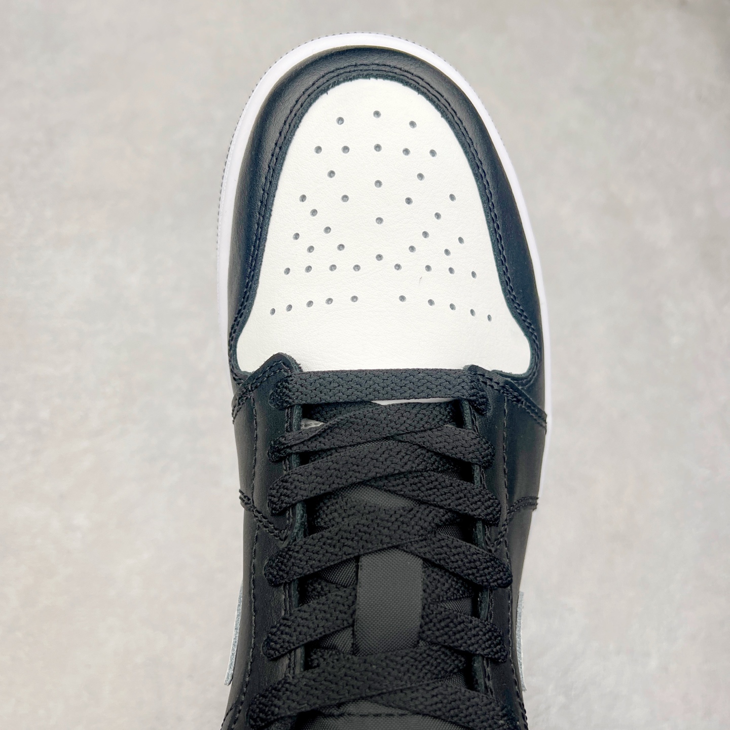 图片[4]-＃DT纯原 Air Jordan AJ1 Low 低帮 黑白 553558-043 终端优势供应 市面中低帮最具代表性版本没有之一 口碑大厂出品 品控大底版型不断改良更新 全套原纸板楦头开发 确保原汁原味 完美呈现版型 完美零毛边处理 原厂内置全掌气垫 价格定位良心 平台专用代工流水线出品 一眼公司既视感 拿到手的一瞬间就与众不同 碾压市面所有版本 全部原鞋开发 每一个配色都会采购原鞋确认细节 打破市面看图做货无好货之说 尺码：35.5 36 36.5 37.5 38 38.5 39 40 40.5 41 42 42.5 43 44 44.5 45 46-选品中心