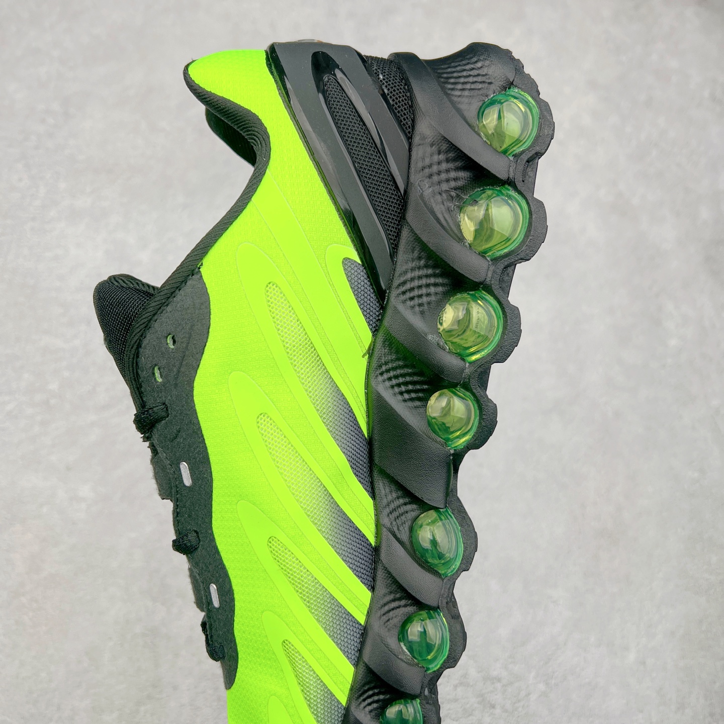 图片[7]-NK Air Max DN8 全掌科技气垫缓震运动跑鞋 FQ7860-017 DN8的核心亮点在于其八腔气垫结构 根据不同部位设定的气压值专为行走设计 提供卓越的舒适感 鞋面的设计让人联想到上世纪90年代末至2000年代初的多款Air Max 中底上系列圆形孔洞引发了热议 不少人将其与竞争品牌的缓震技术进行比较 例如K-SWISS 2010年代初推出的Tubes技 及以多孔鞋底闻名的品牌 尺码：36 36.5 37.5 38 38.5 39 40 40.5 41 42 42.5 43 44 44.5 45-选品中心