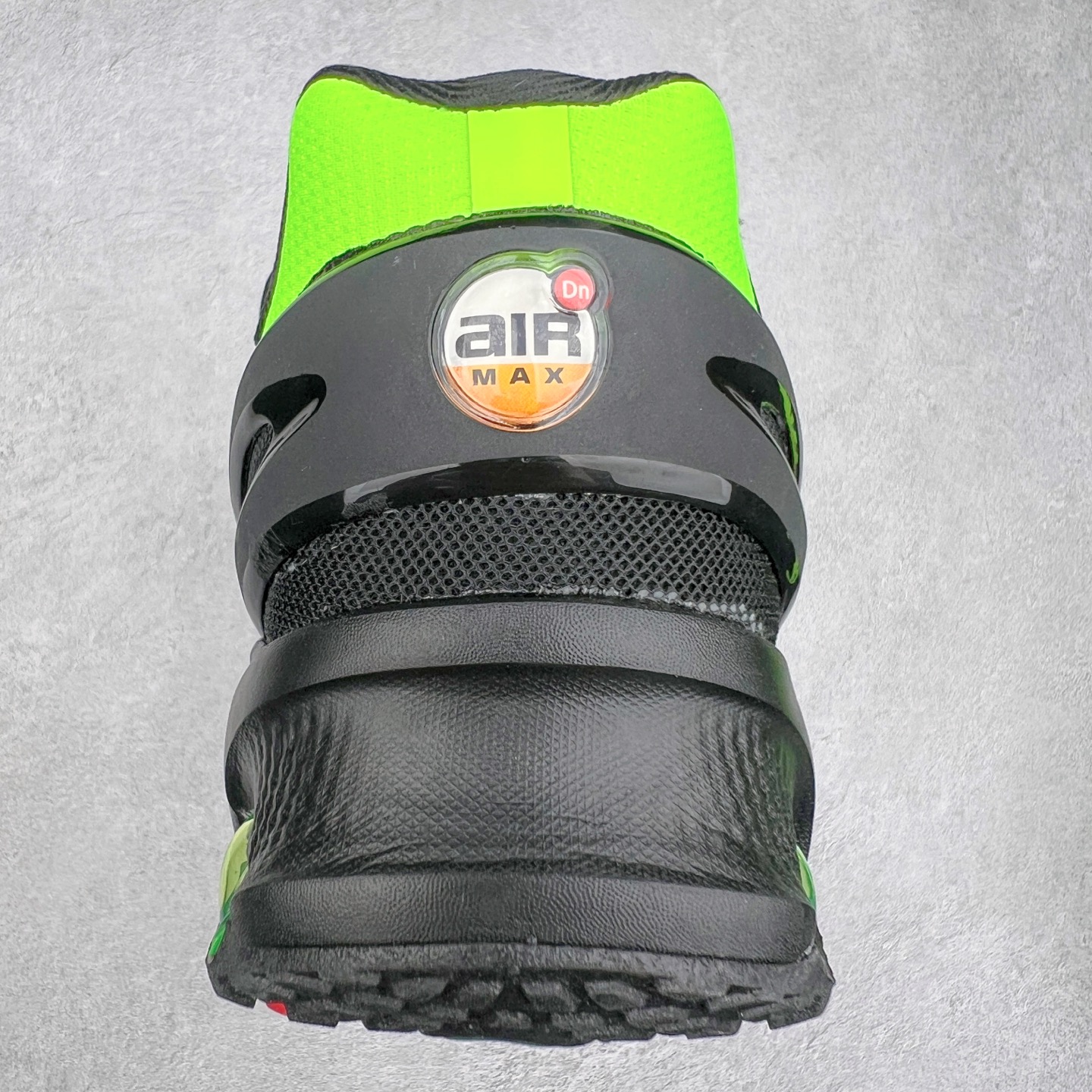 图片[8]-NK Air Max DN8 全掌科技气垫缓震运动跑鞋 FQ7860-017 DN8的核心亮点在于其八腔气垫结构 根据不同部位设定的气压值专为行走设计 提供卓越的舒适感 鞋面的设计让人联想到上世纪90年代末至2000年代初的多款Air Max 中底上系列圆形孔洞引发了热议 不少人将其与竞争品牌的缓震技术进行比较 例如K-SWISS 2010年代初推出的Tubes技 及以多孔鞋底闻名的品牌 尺码：36 36.5 37.5 38 38.5 39 40 40.5 41 42 42.5 43 44 44.5 45-选品中心