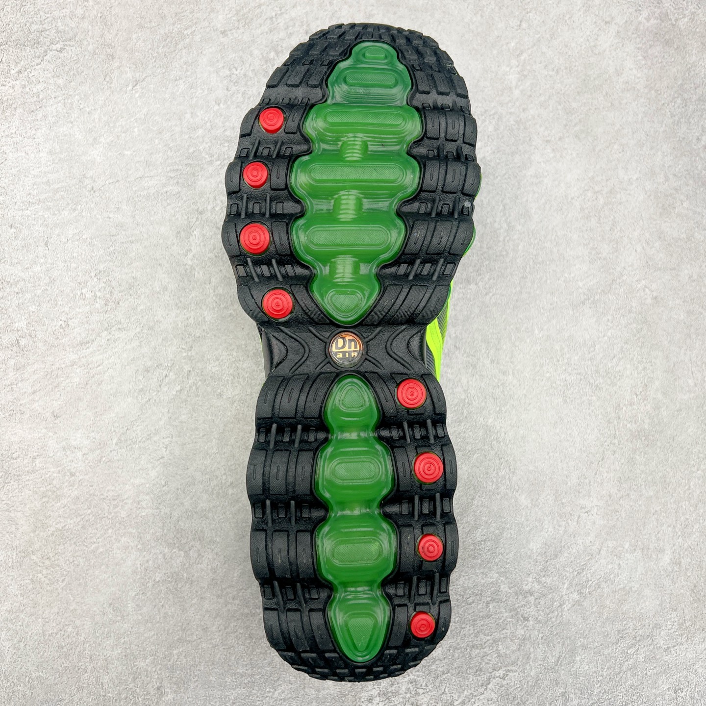 图片[9]-NK Air Max DN8 全掌科技气垫缓震运动跑鞋 FQ7860-017 DN8的核心亮点在于其八腔气垫结构 根据不同部位设定的气压值专为行走设计 提供卓越的舒适感 鞋面的设计让人联想到上世纪90年代末至2000年代初的多款Air Max 中底上系列圆形孔洞引发了热议 不少人将其与竞争品牌的缓震技术进行比较 例如K-SWISS 2010年代初推出的Tubes技 及以多孔鞋底闻名的品牌 尺码：36 36.5 37.5 38 38.5 39 40 40.5 41 42 42.5 43 44 44.5 45-选品中心